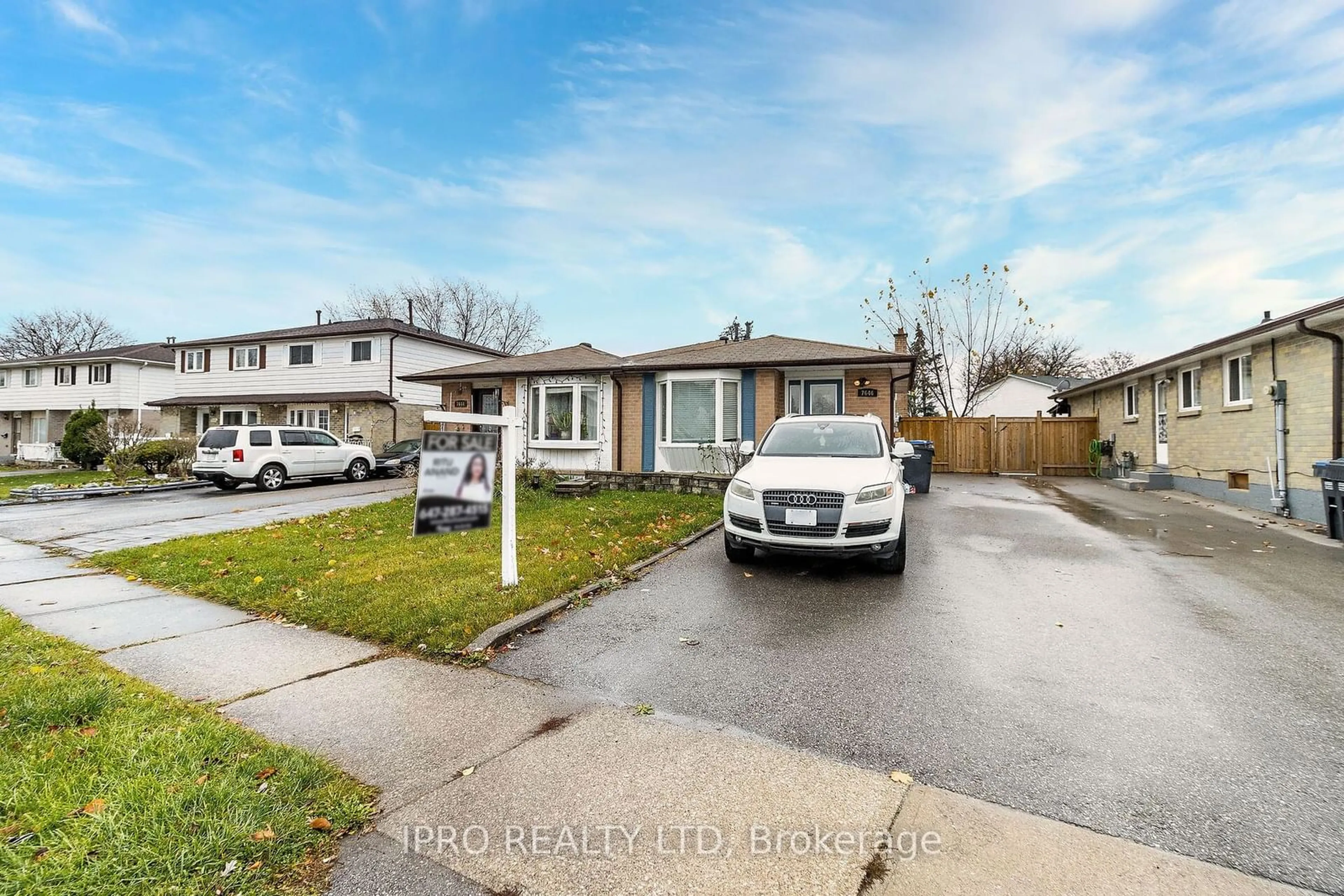 A pic from outside/outdoor area/front of a property/back of a property/a pic from drone, street for 7646 Priory Cres, Mississauga Ontario L4T 3H5