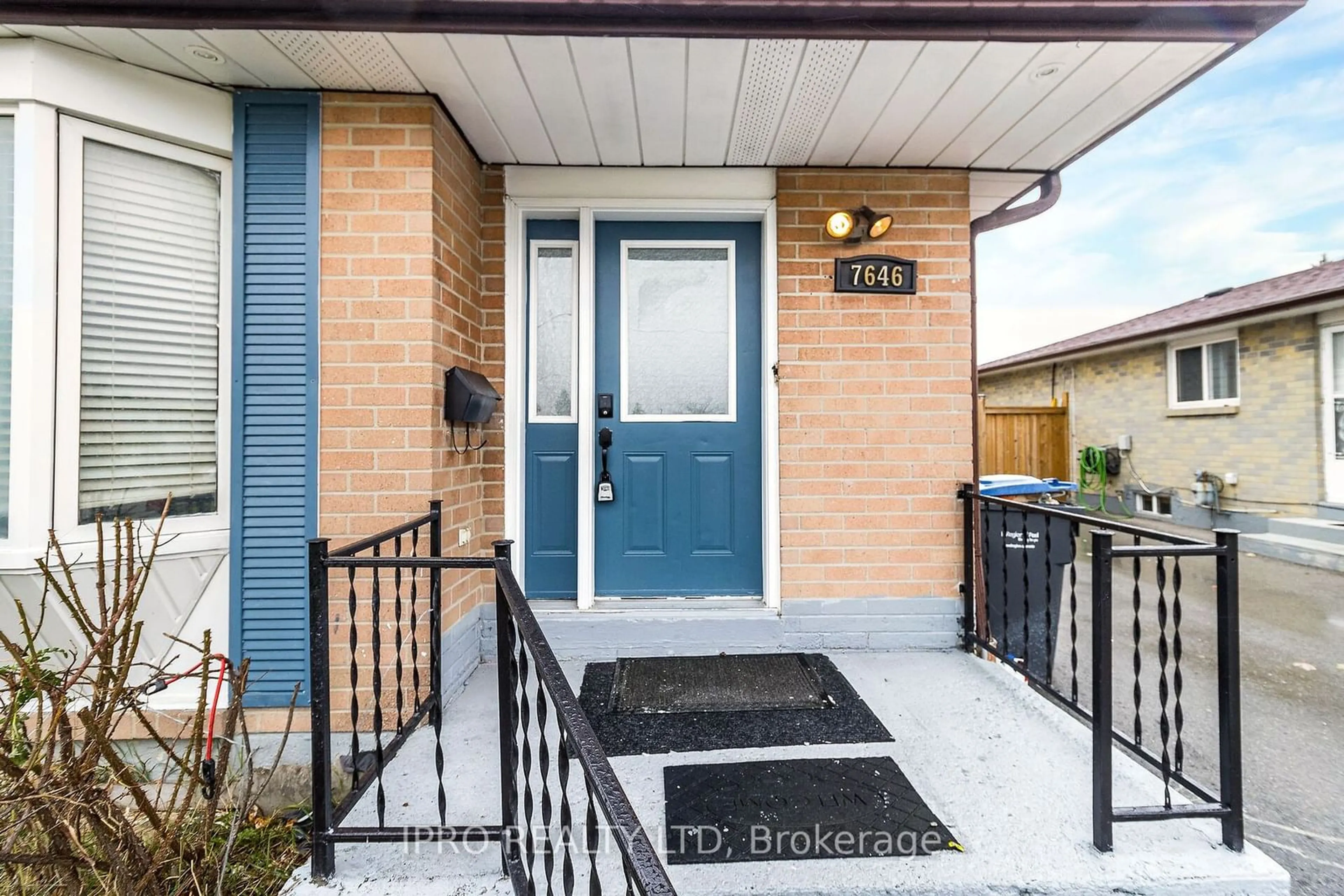 Indoor entryway for 7646 Priory Cres, Mississauga Ontario L4T 3H5