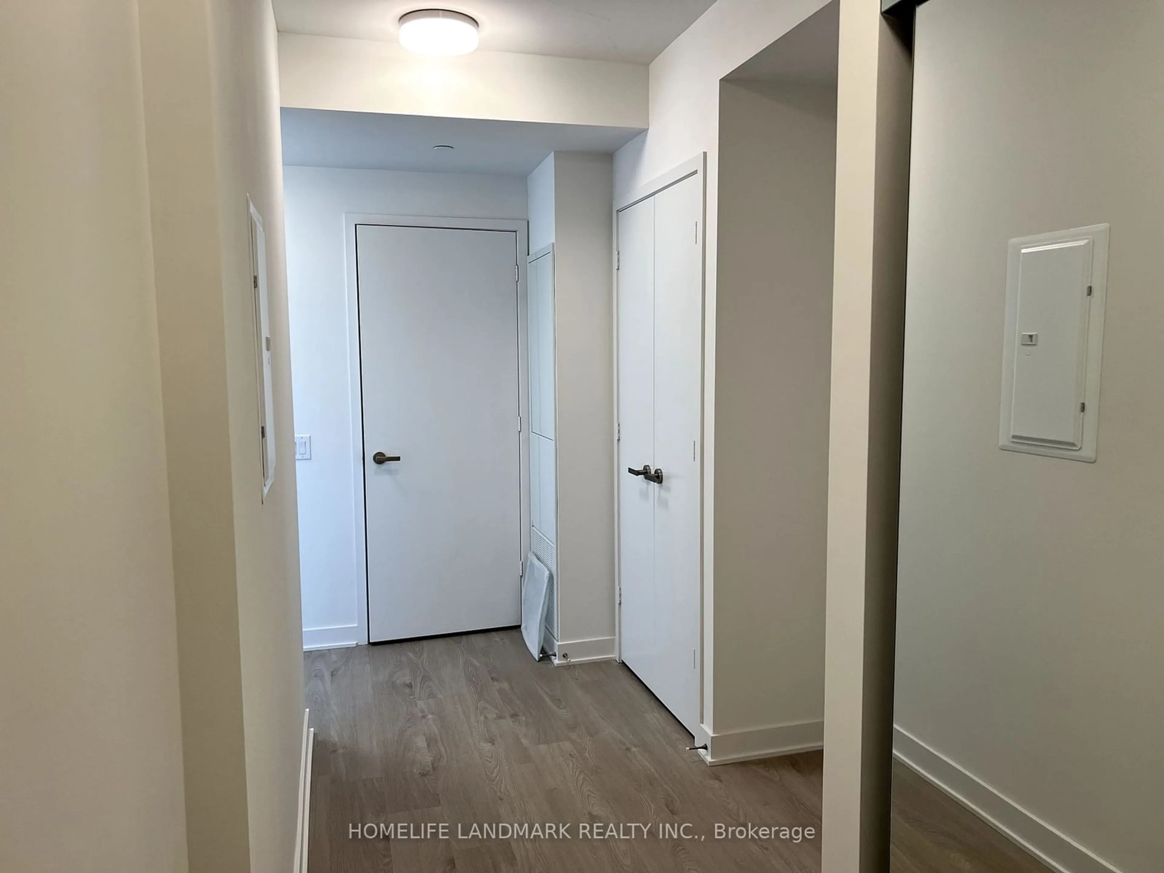 Indoor entryway for 3900 Confederation Pkwy #1501, Mississauga Ontario L5B 0M3