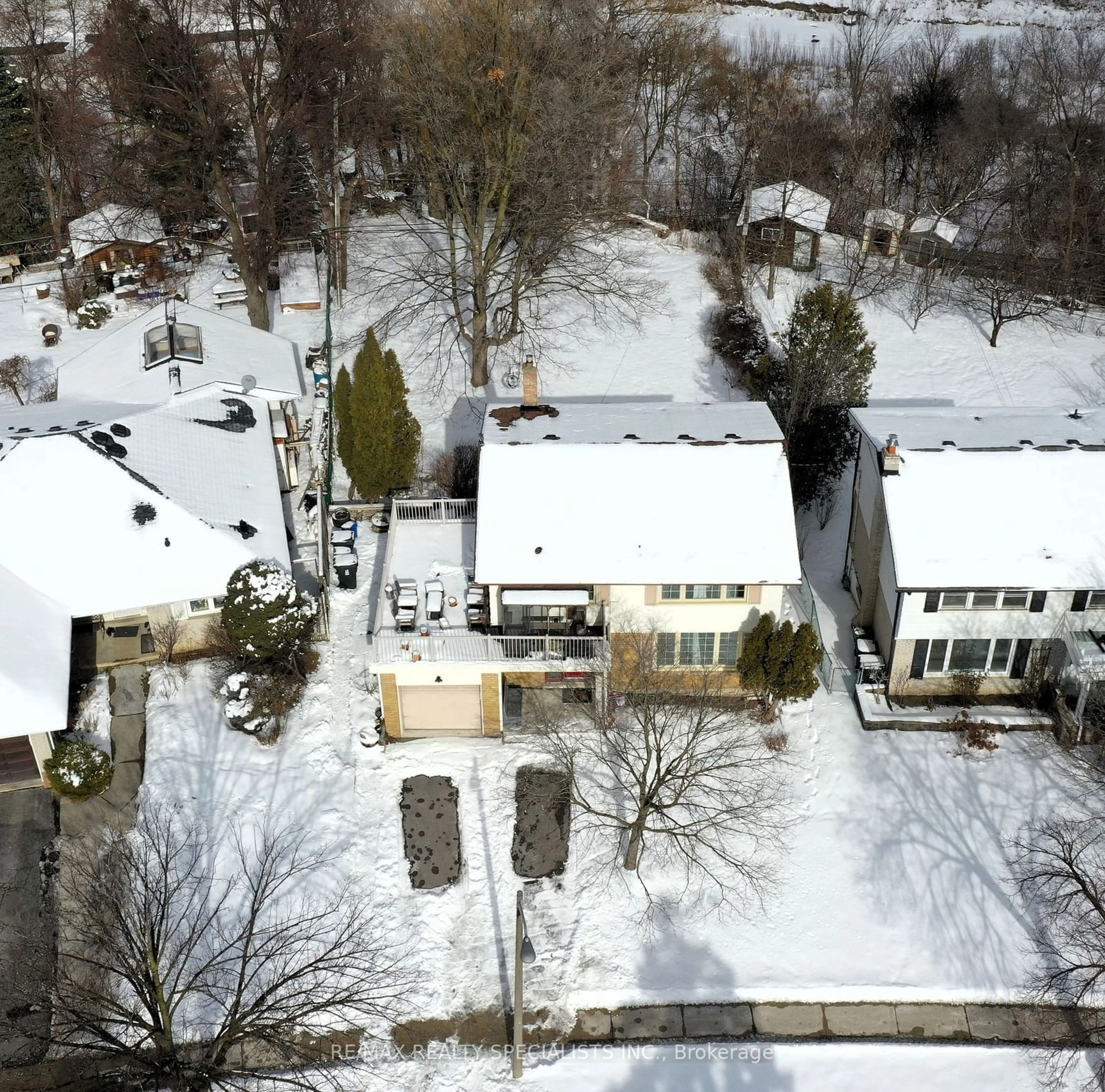 A pic from outside/outdoor area/front of a property/back of a property/a pic from drone, street for 37 Moon Valley Dr, Toronto Ontario M9W 3N5