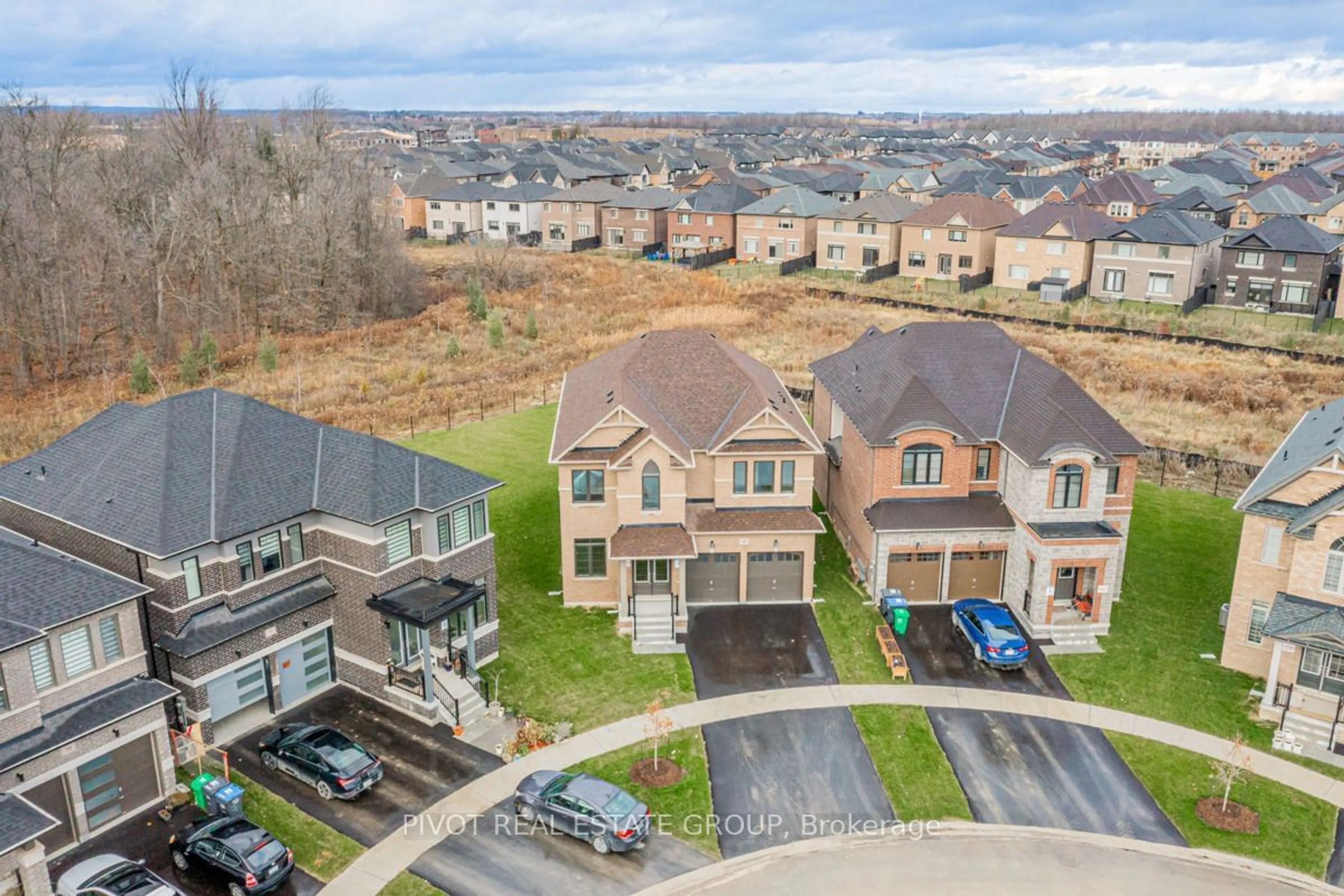 A pic from outside/outdoor area/front of a property/back of a property/a pic from drone, street for 40 Dundee St, Caledon Ontario L7C 4K2