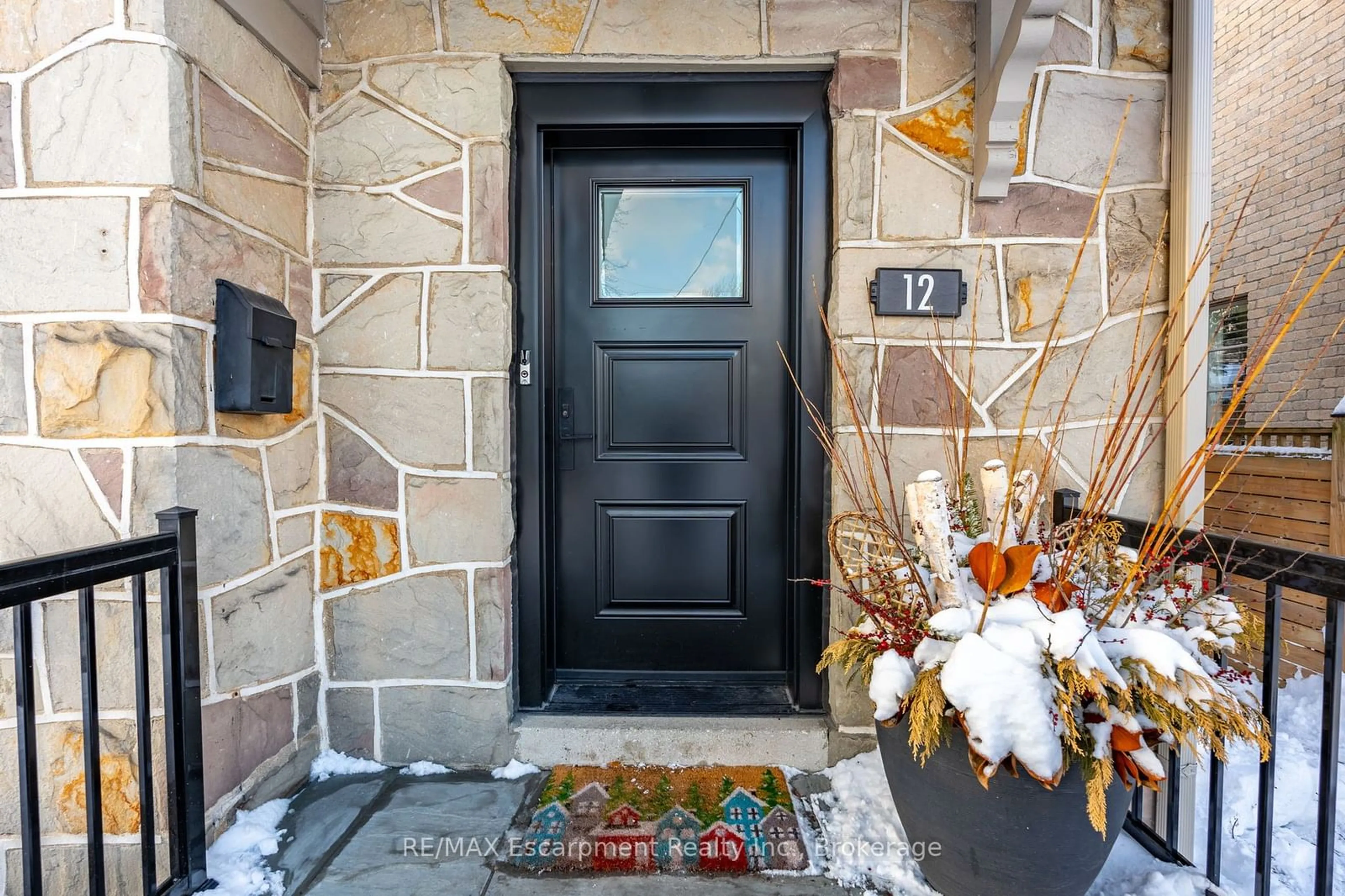 Indoor entryway for 12 Meadowvale Dr, Toronto Ontario M8Y 2N8