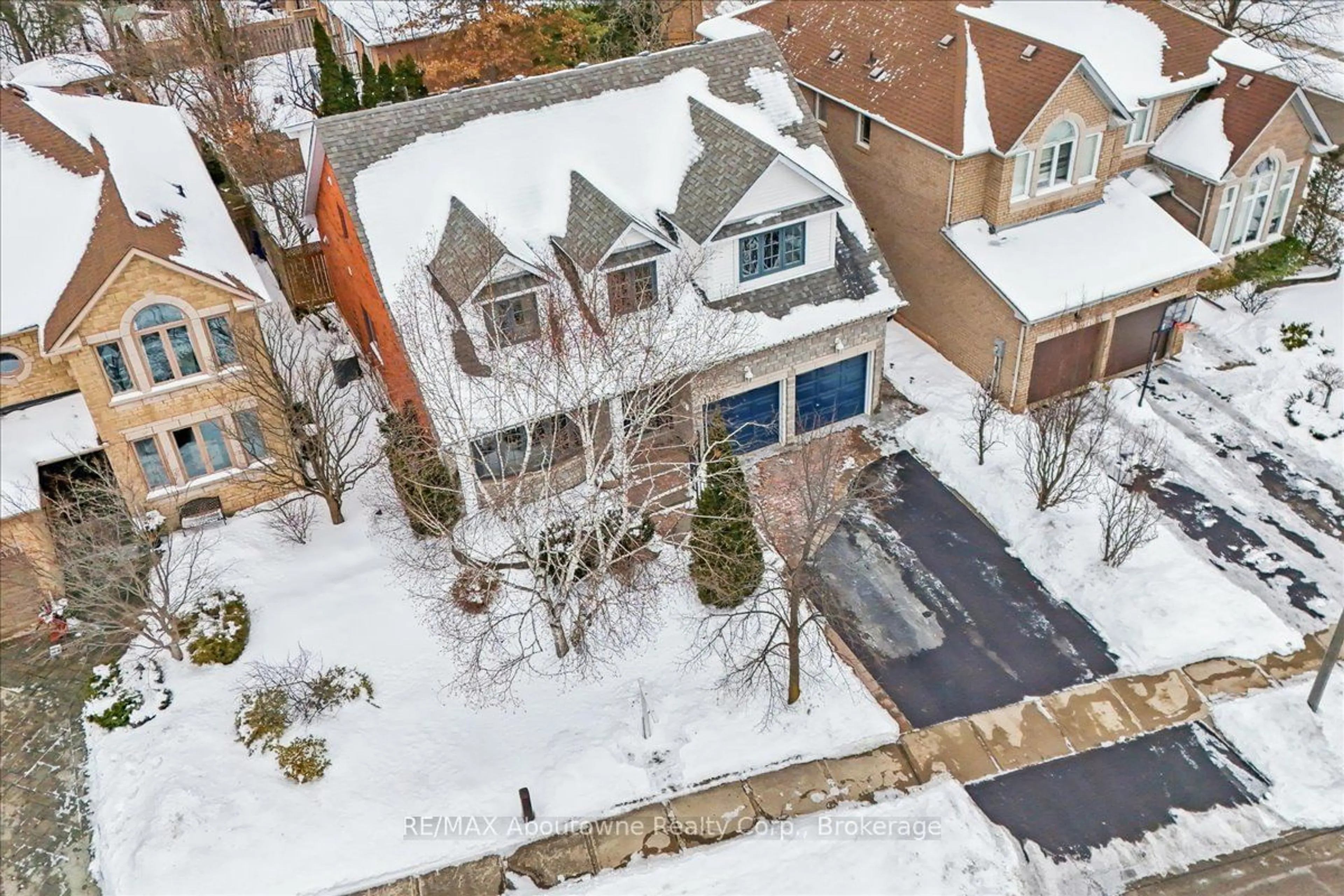 A pic from outside/outdoor area/front of a property/back of a property/a pic from drone, street for 1426 Creekwood Tr, Oakville Ontario L6H 6E6