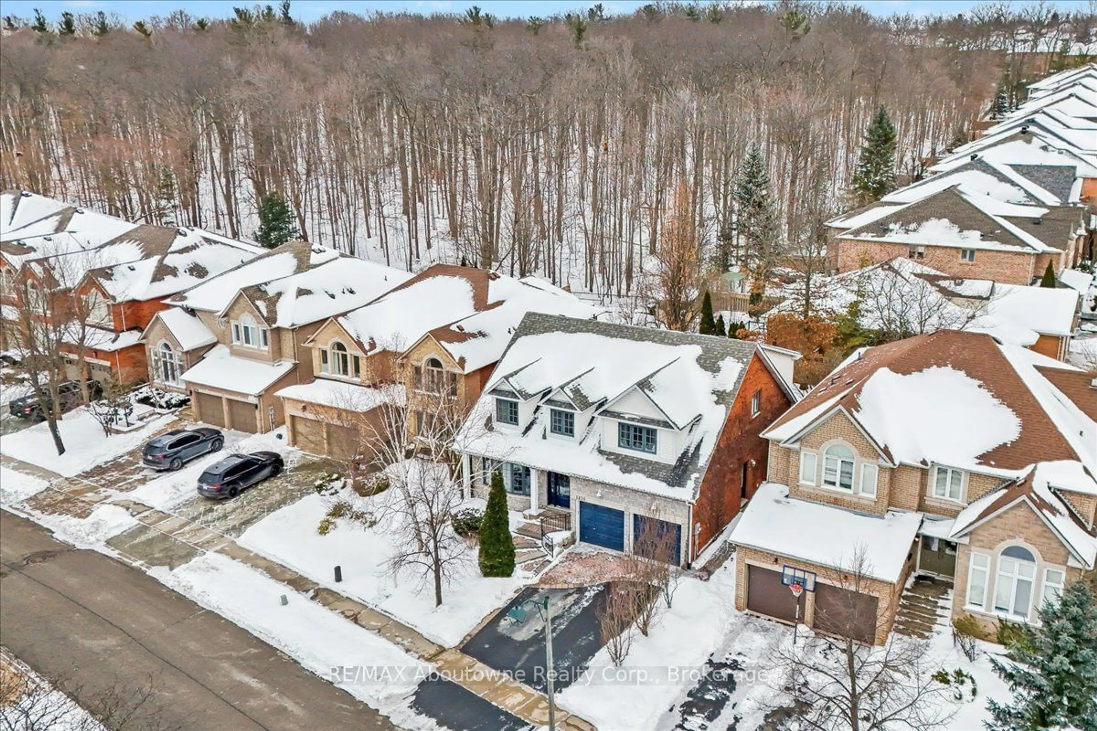 A pic from outside/outdoor area/front of a property/back of a property/a pic from drone, street for 1426 Creekwood Tr, Oakville Ontario L6H 6E6