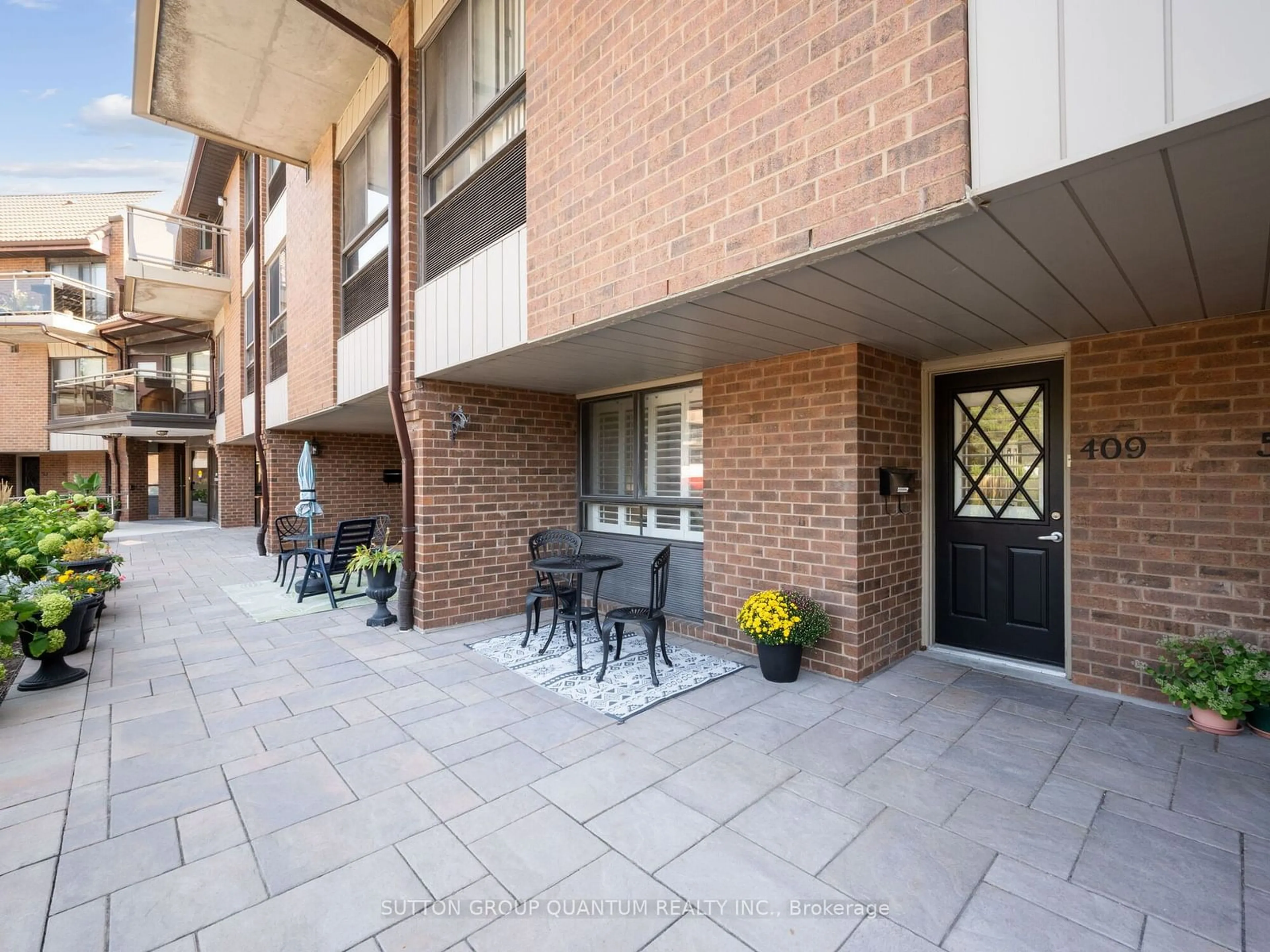 Patio, street for 1000 Cedarglen Gate #409, Mississauga Ontario L5C 3Z5