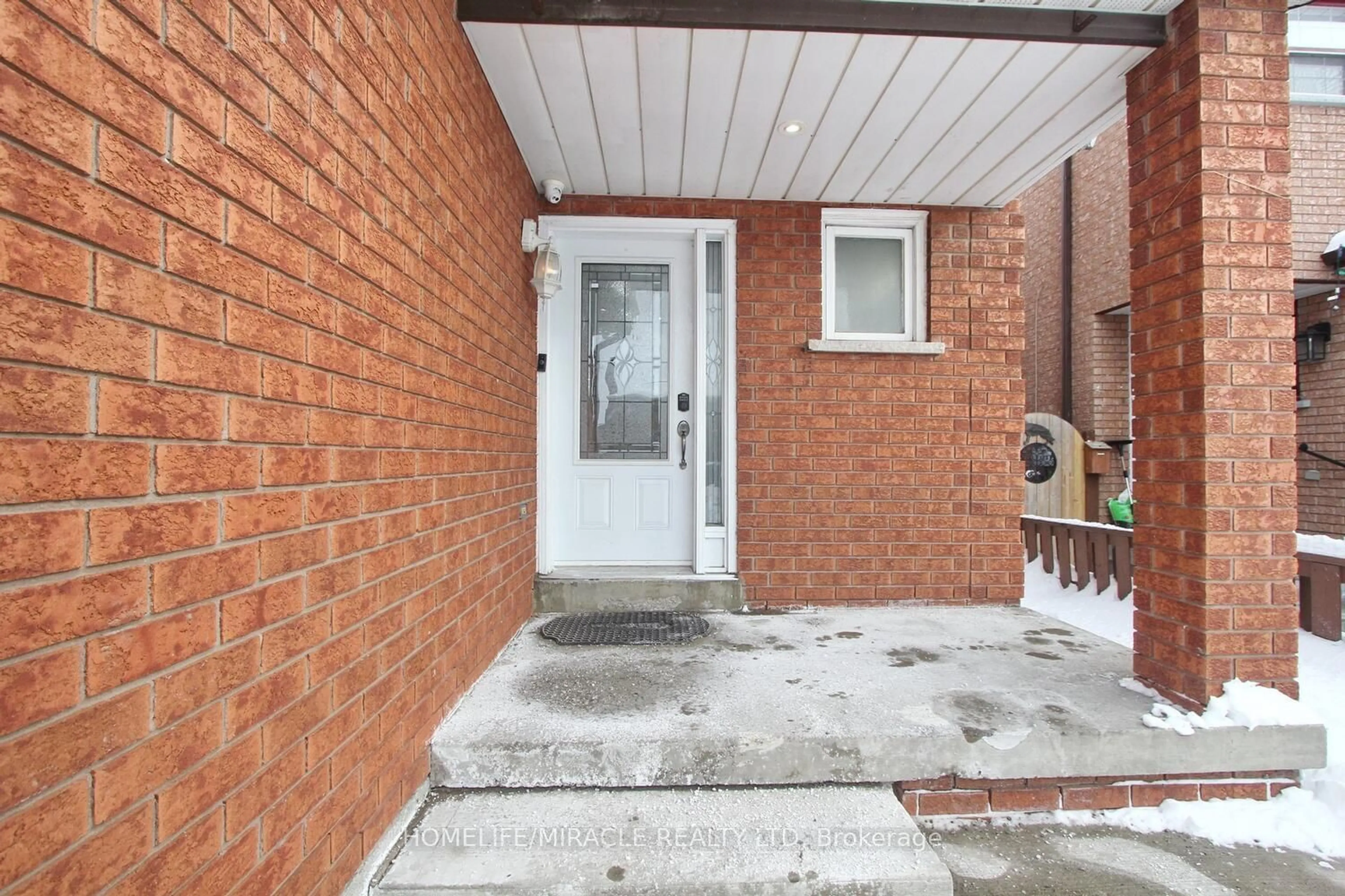 Indoor entryway for 7094 Dalewood Dr, Mississauga Ontario L4T 4G7