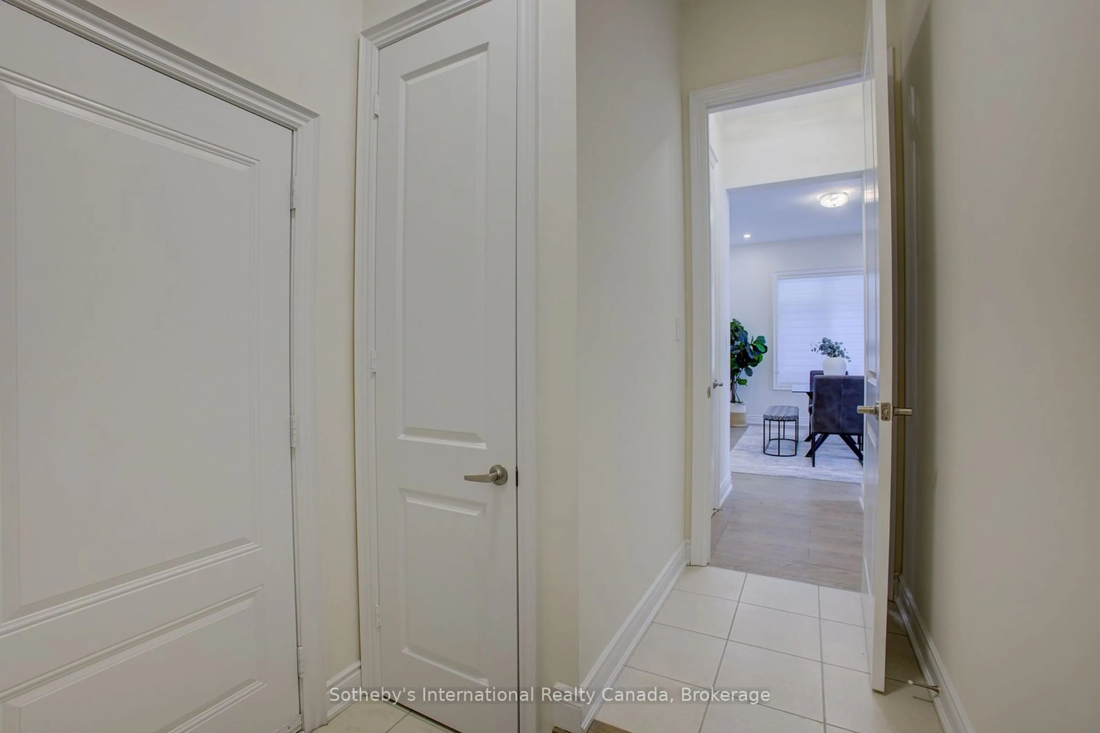 Indoor entryway for 2408 Edward Leaver Tr, Oakville Ontario L6M 4G3