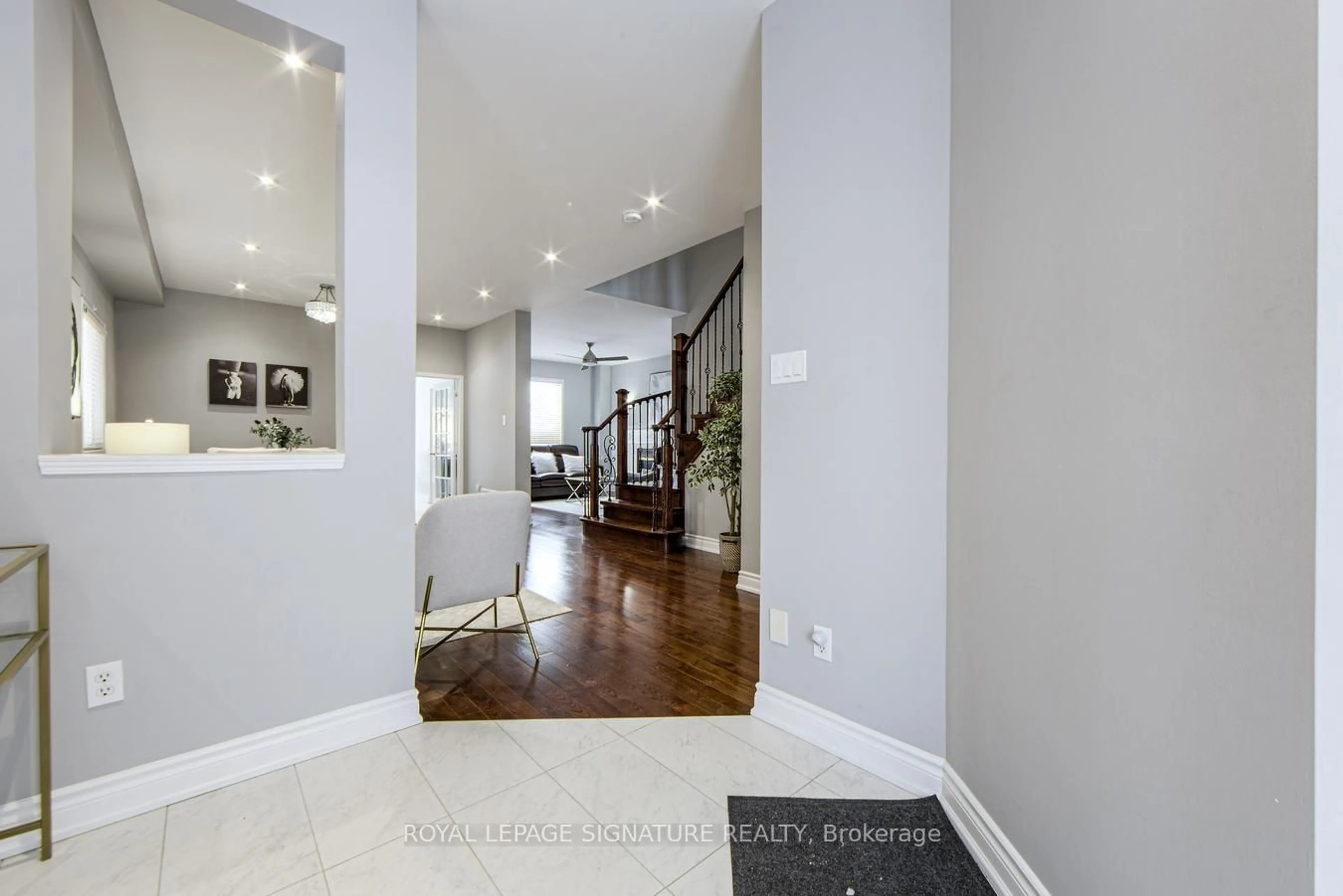 Indoor foyer for 4931 Long Acre Dr, Mississauga Ontario L5M 7L1