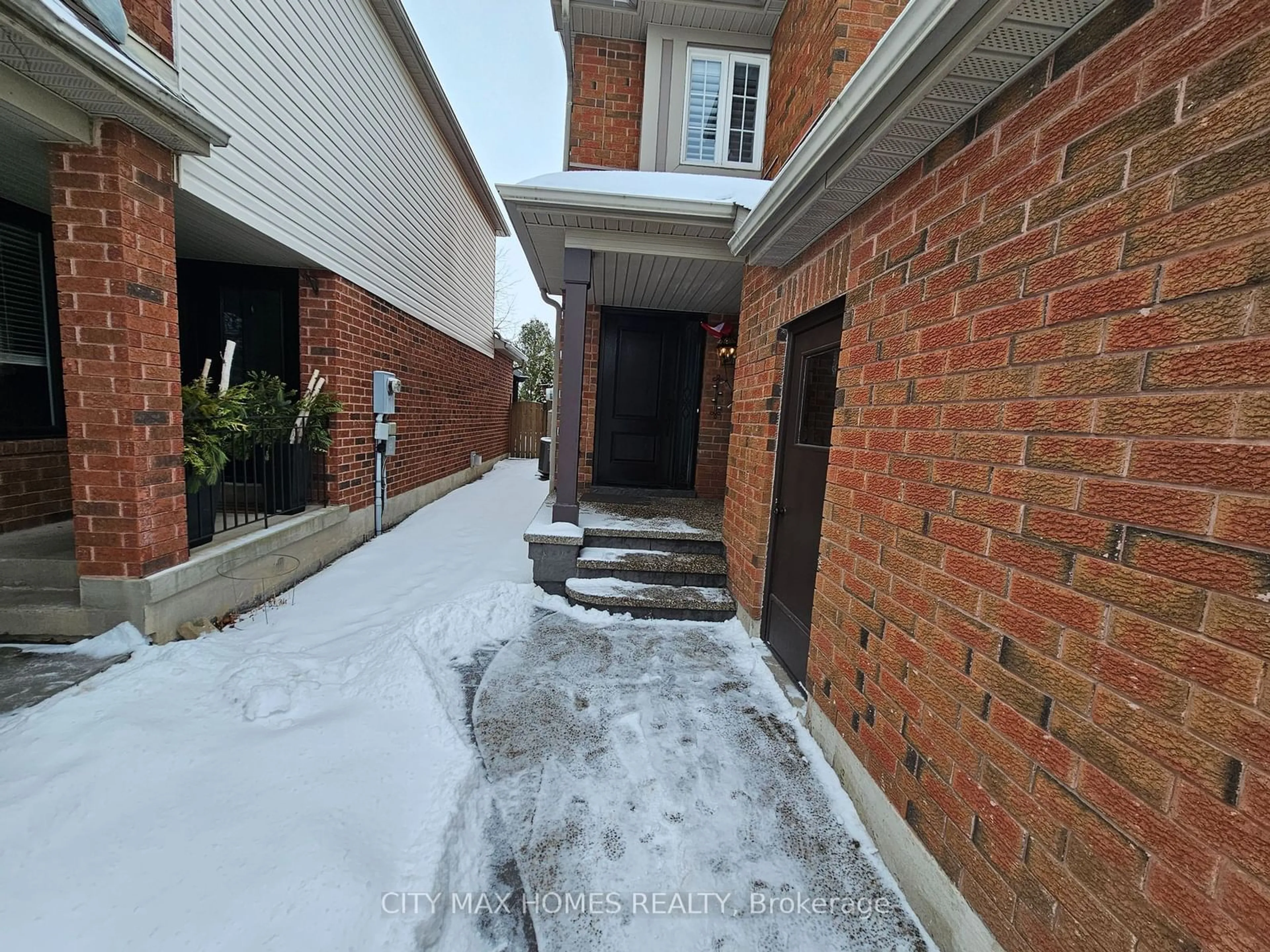 A pic from outside/outdoor area/front of a property/back of a property/a pic from drone, street for 70 Curry Cres, Halton Hills Ontario L7G 5T1