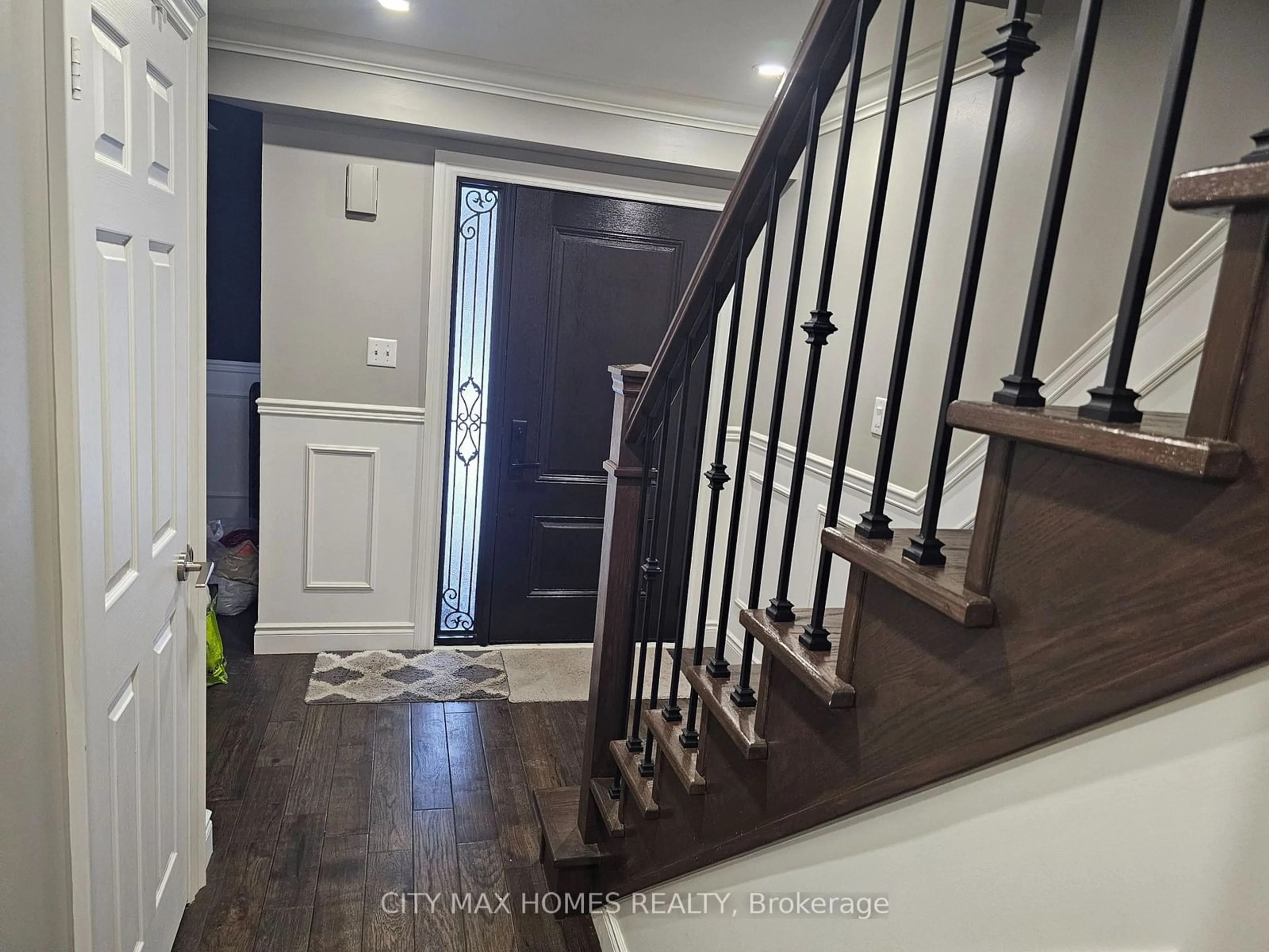 Indoor entryway for 70 Curry Cres, Halton Hills Ontario L7G 5T1