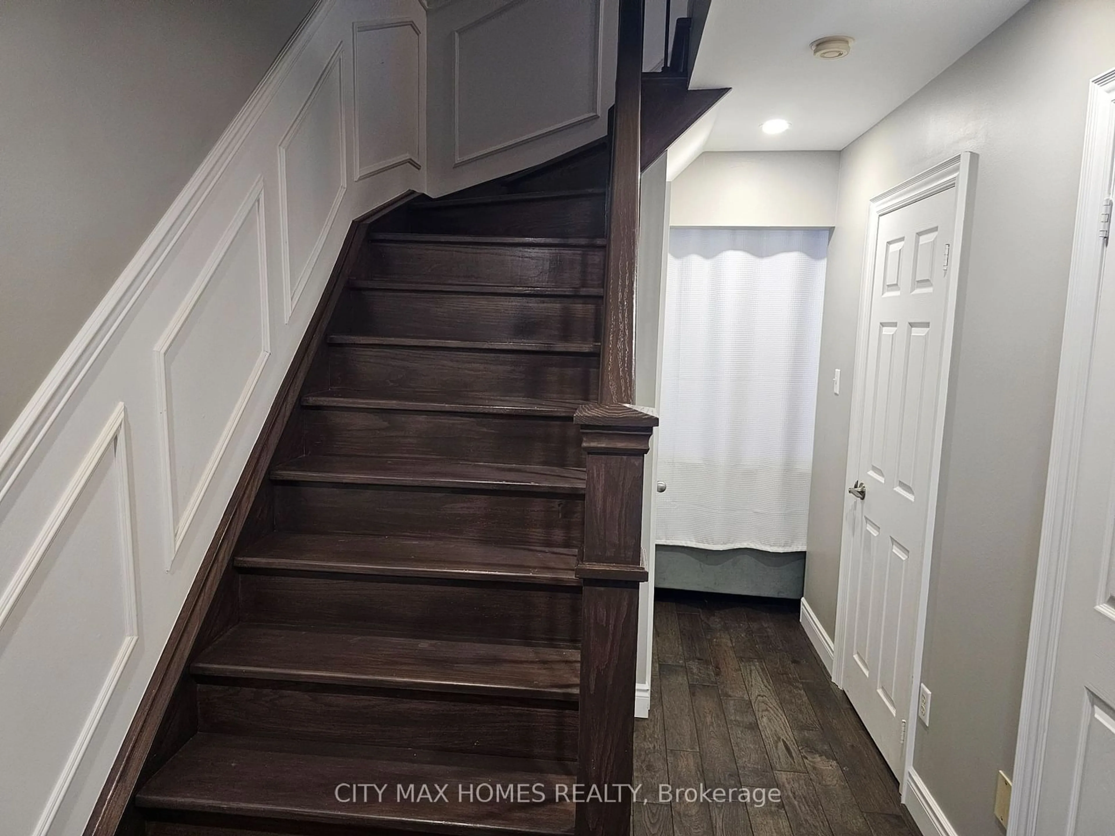 Stairs for 70 Curry Cres, Halton Hills Ontario L7G 5T1