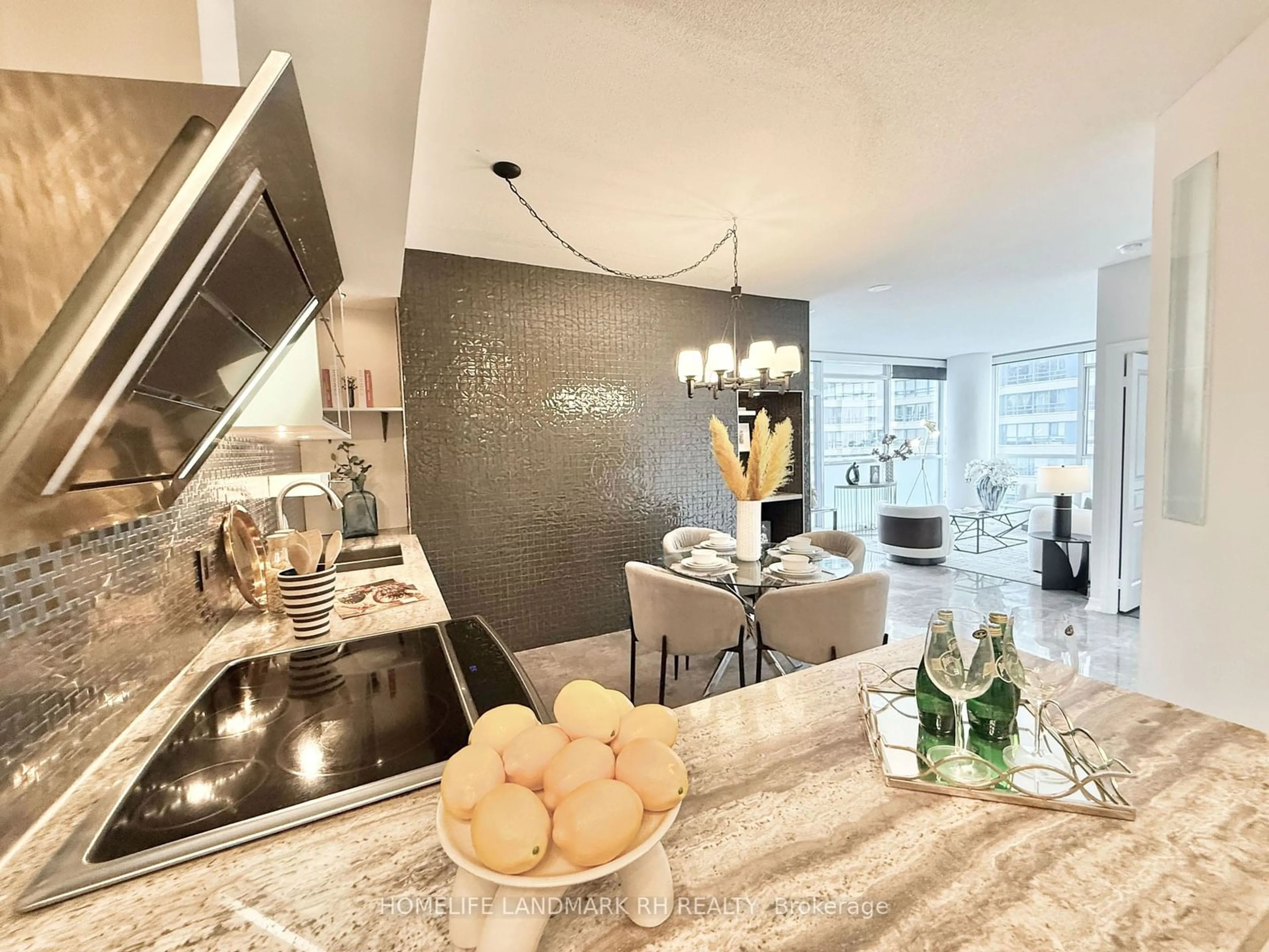 Open concept kitchen, ceramic/tile floor for 225 Webb Dr #605, Mississauga Ontario L5B 4P2