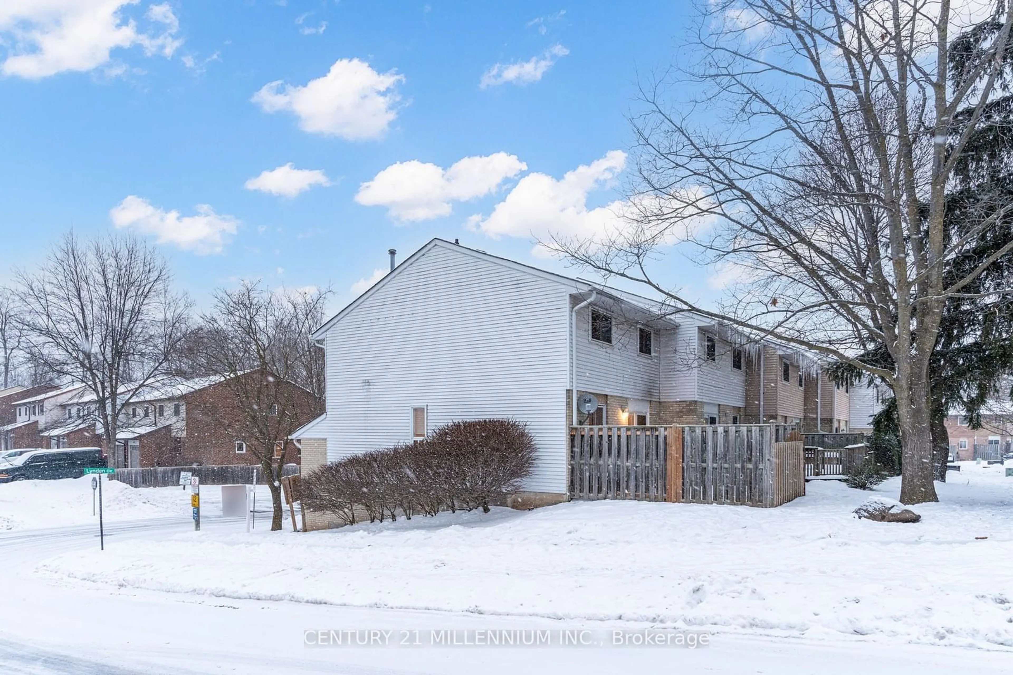 A pic from outside/outdoor area/front of a property/back of a property/a pic from drone, unknown for 2 Lynden Circ, Halton Hills Ontario L7G 4Y8