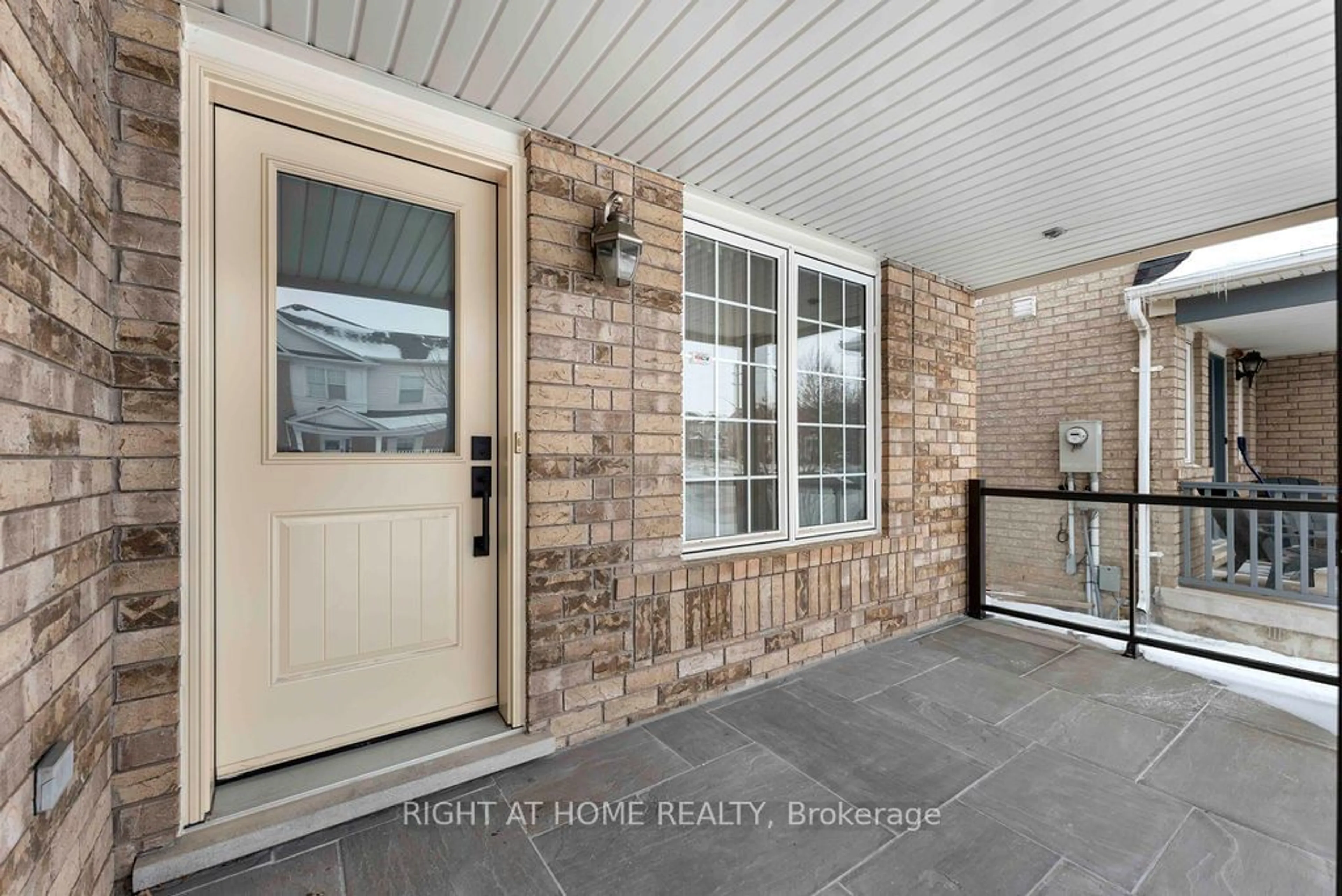 Indoor entryway for 712 Edwards Ave, Milton Ontario L9T 6B4