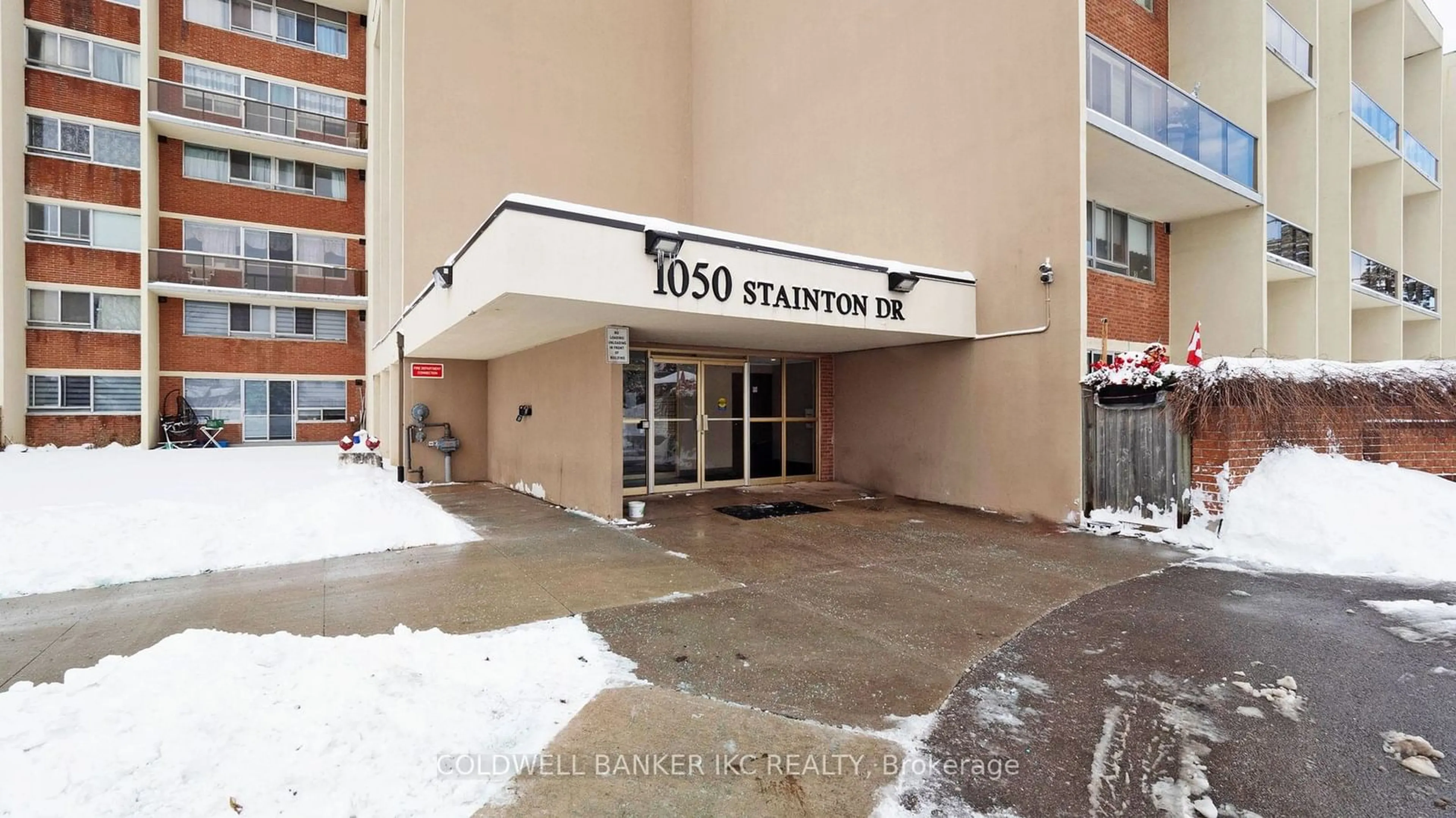 Indoor foyer for 1050 Stainton Dr #127, Mississauga Ontario L5C 2T7