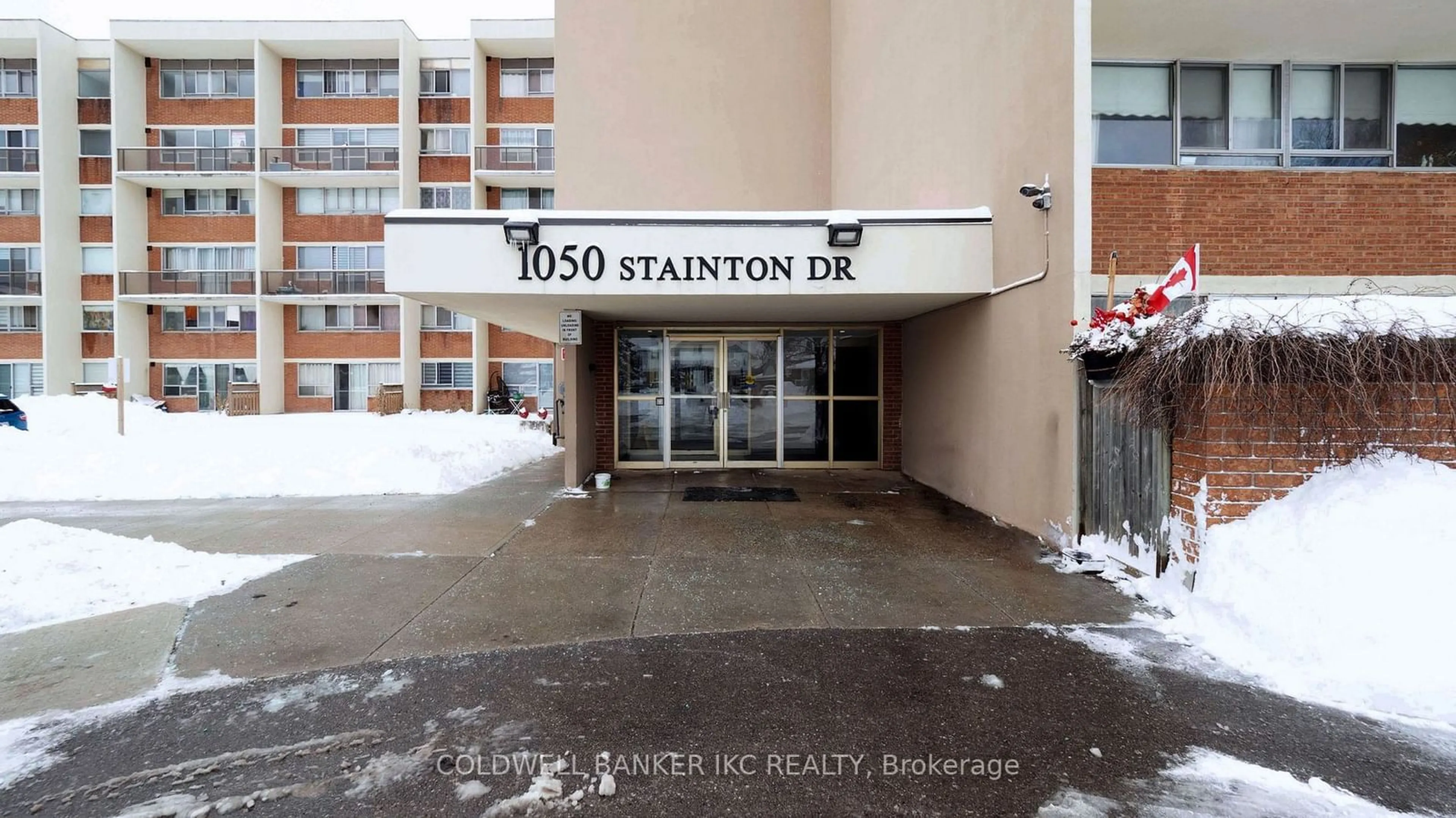 Indoor foyer for 1050 Stainton Dr #127, Mississauga Ontario L5C 2T7