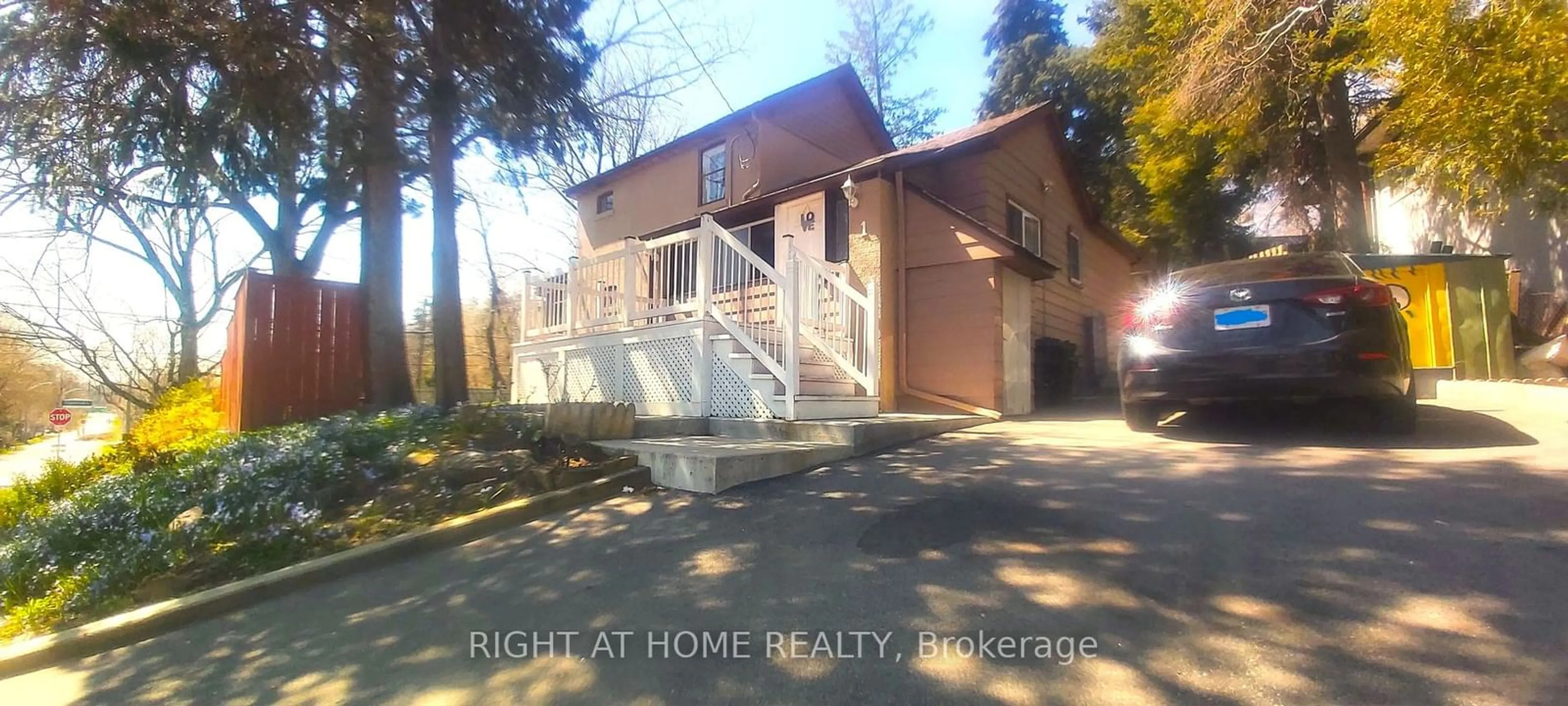 Blurry image for 1 Edgebrook Dr, Toronto Ontario M9V 1E1