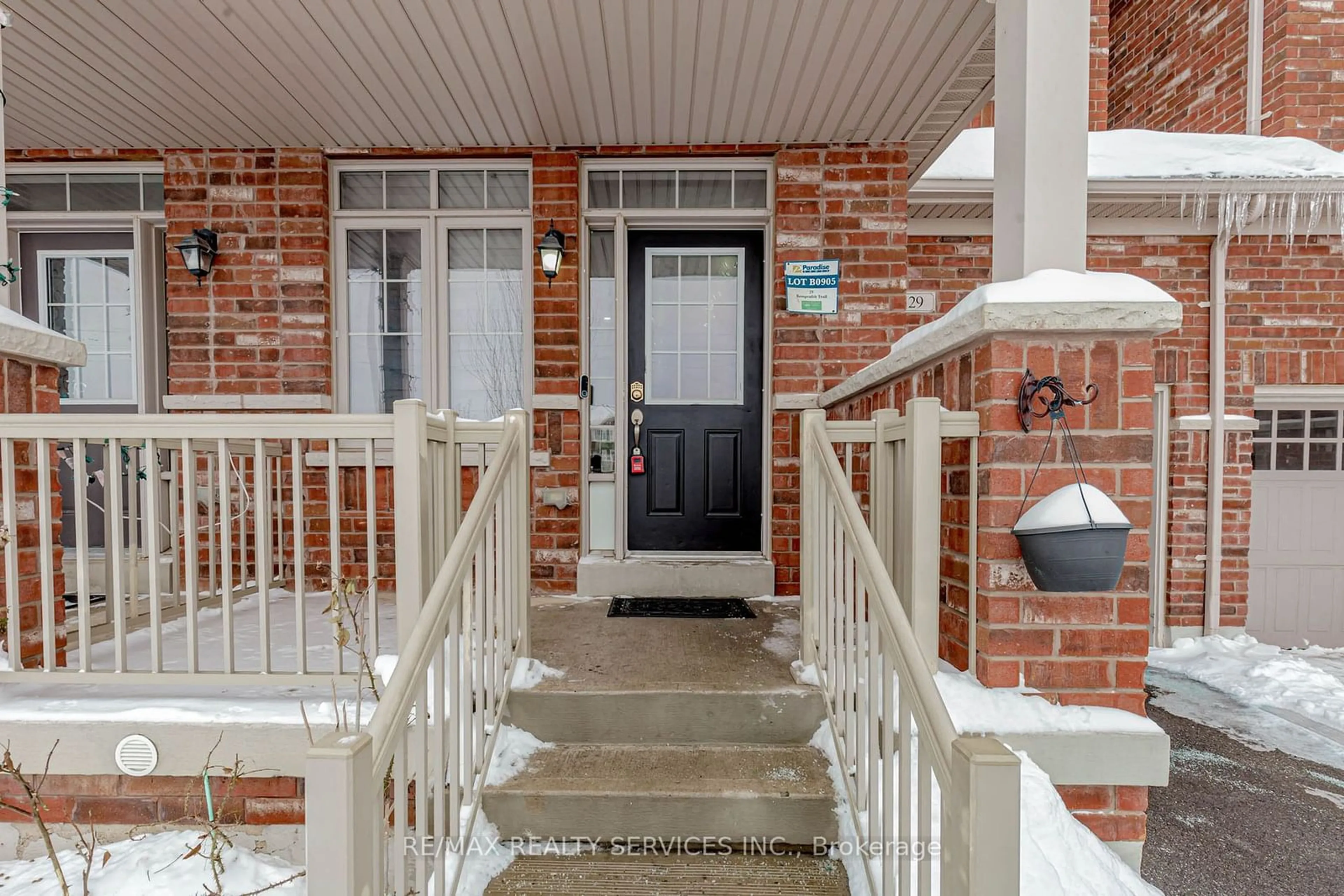 Indoor entryway for 29 Kempenfelt Tr, Brampton Ontario L7A 0Z6