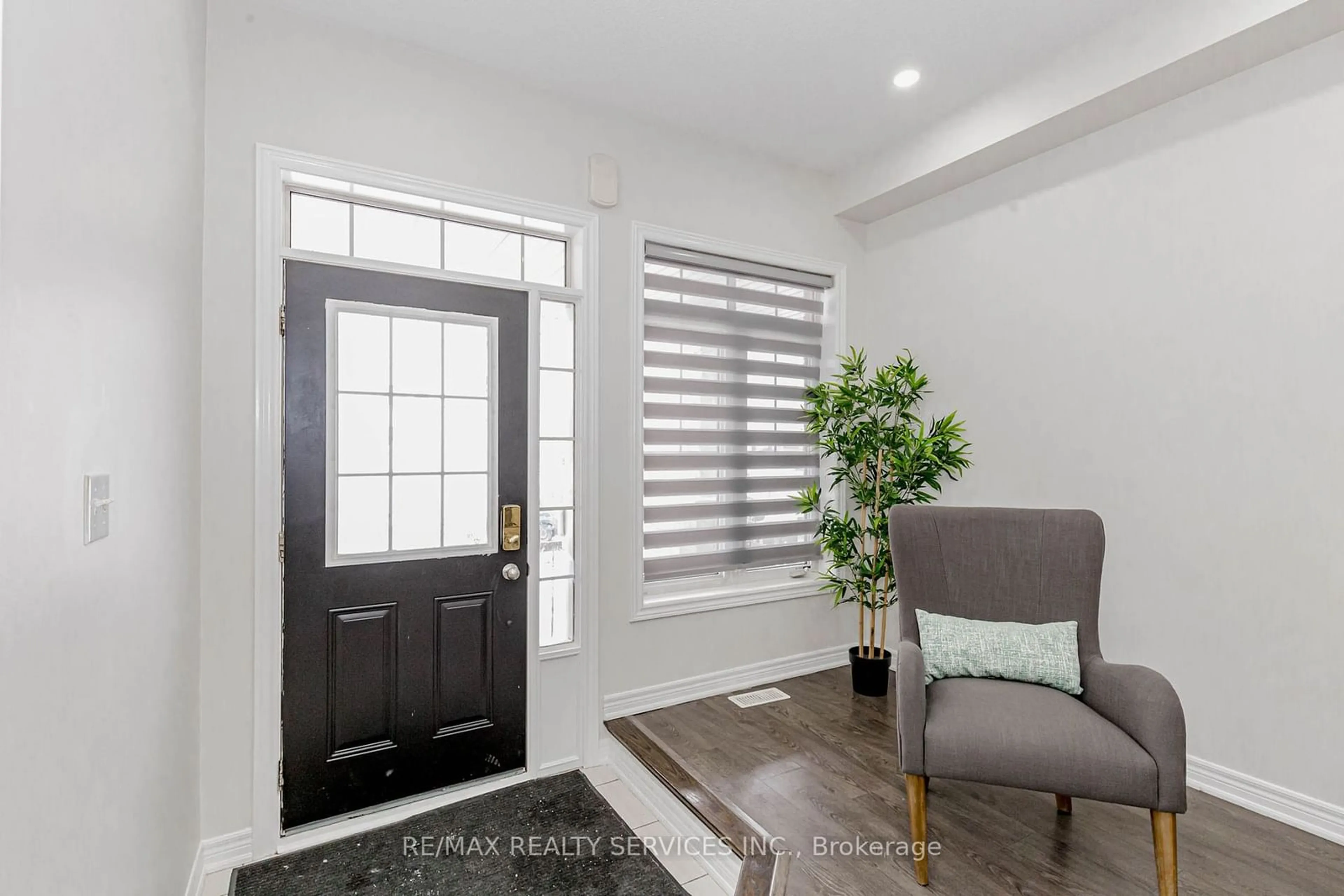 Indoor entryway for 29 Kempenfelt Tr, Brampton Ontario L7A 0Z6