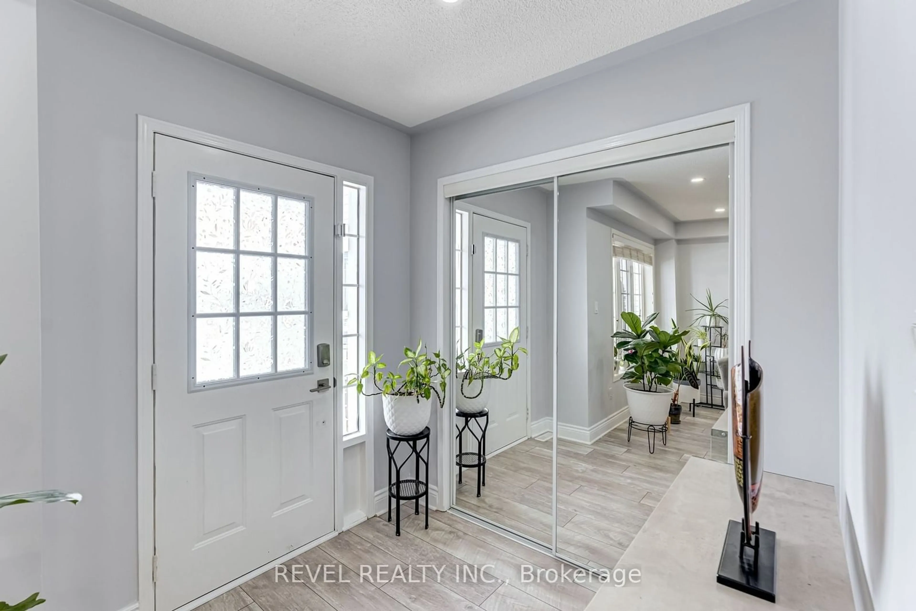 Indoor entryway for 1080 Davis Lane, Milton Ontario L9T 5P8