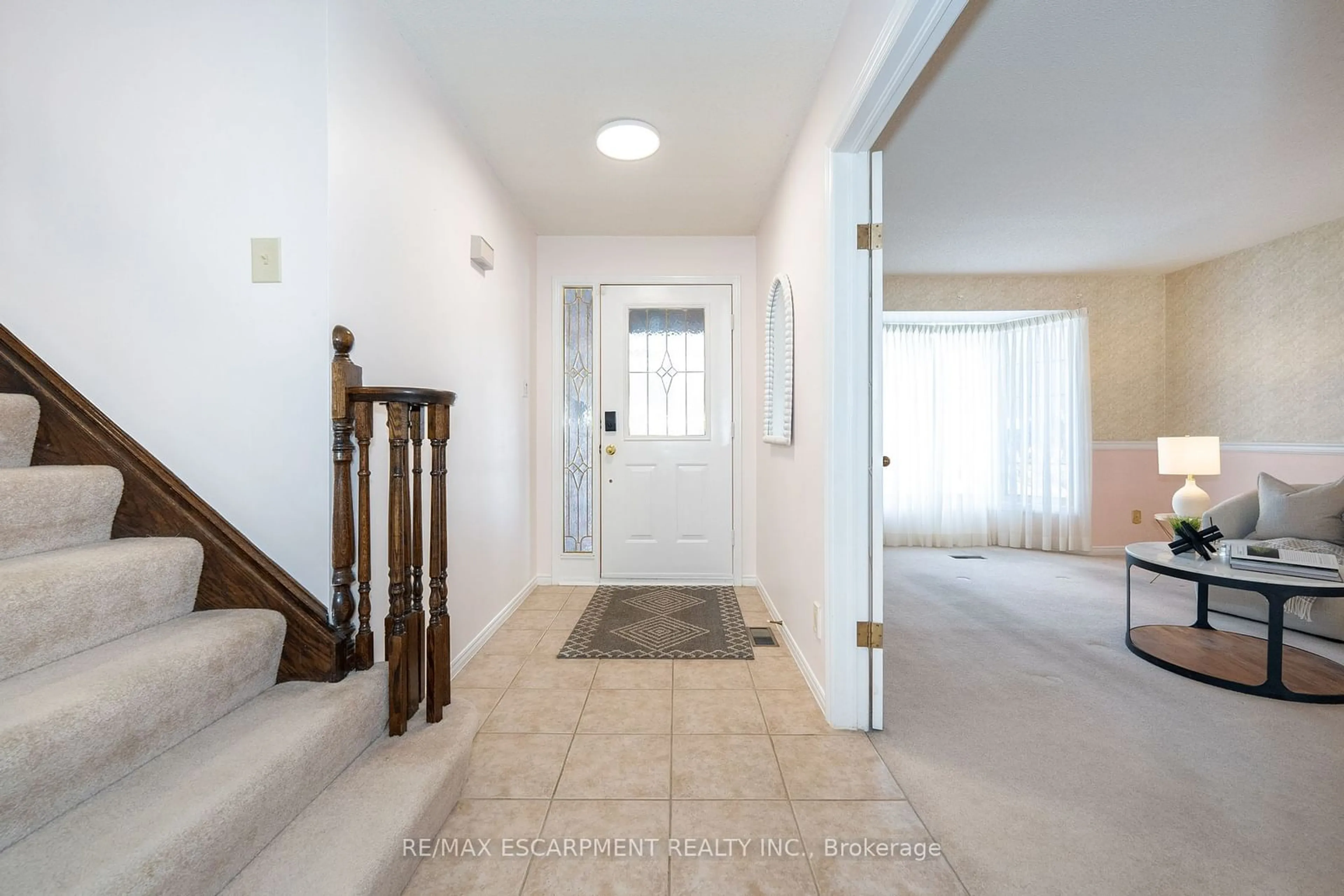 Indoor entryway for 2068 Headon Rd, Burlington Ontario L7M 4G3