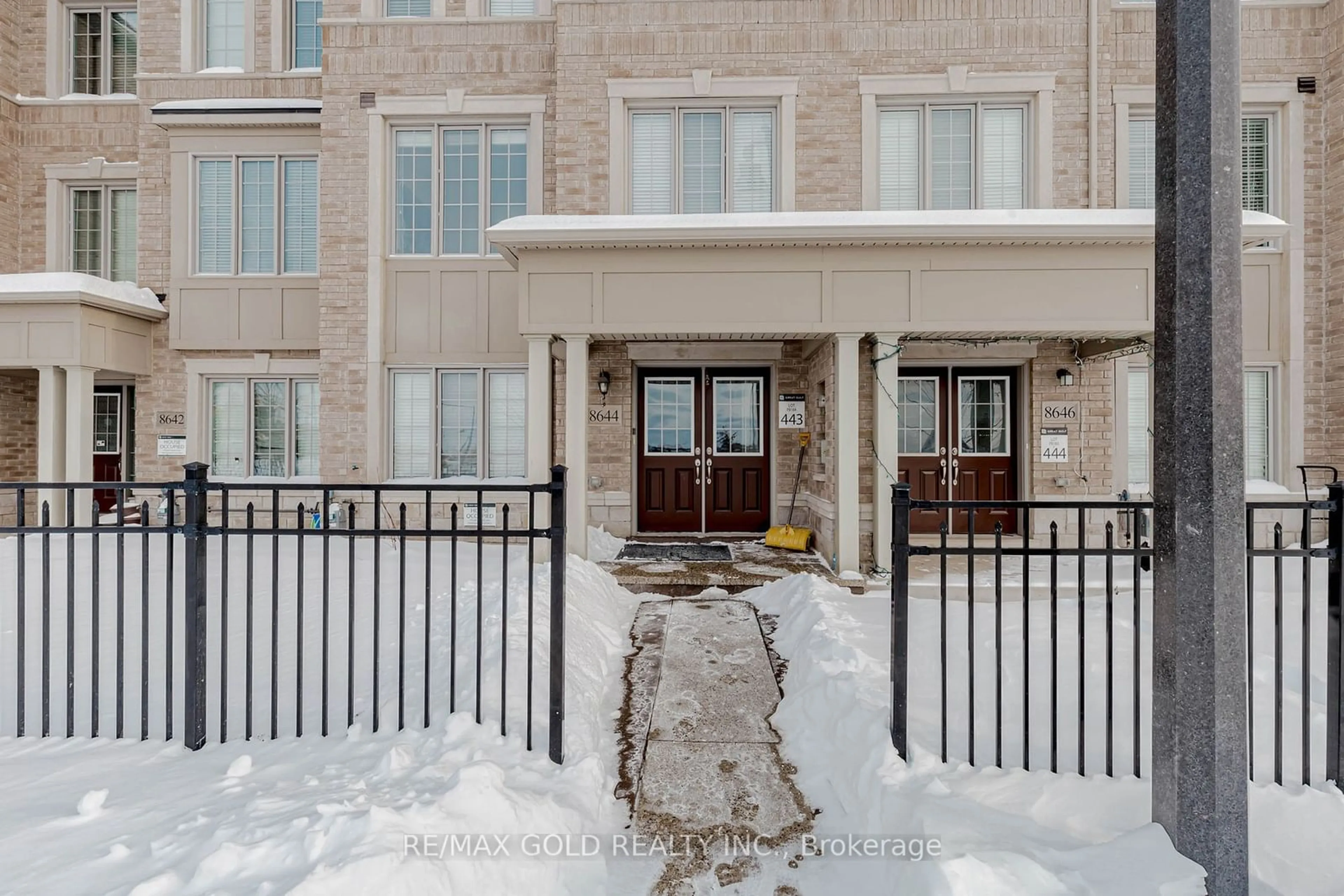 Indoor entryway for 8644 Financial Dr, Brampton Ontario L6Y 6G5