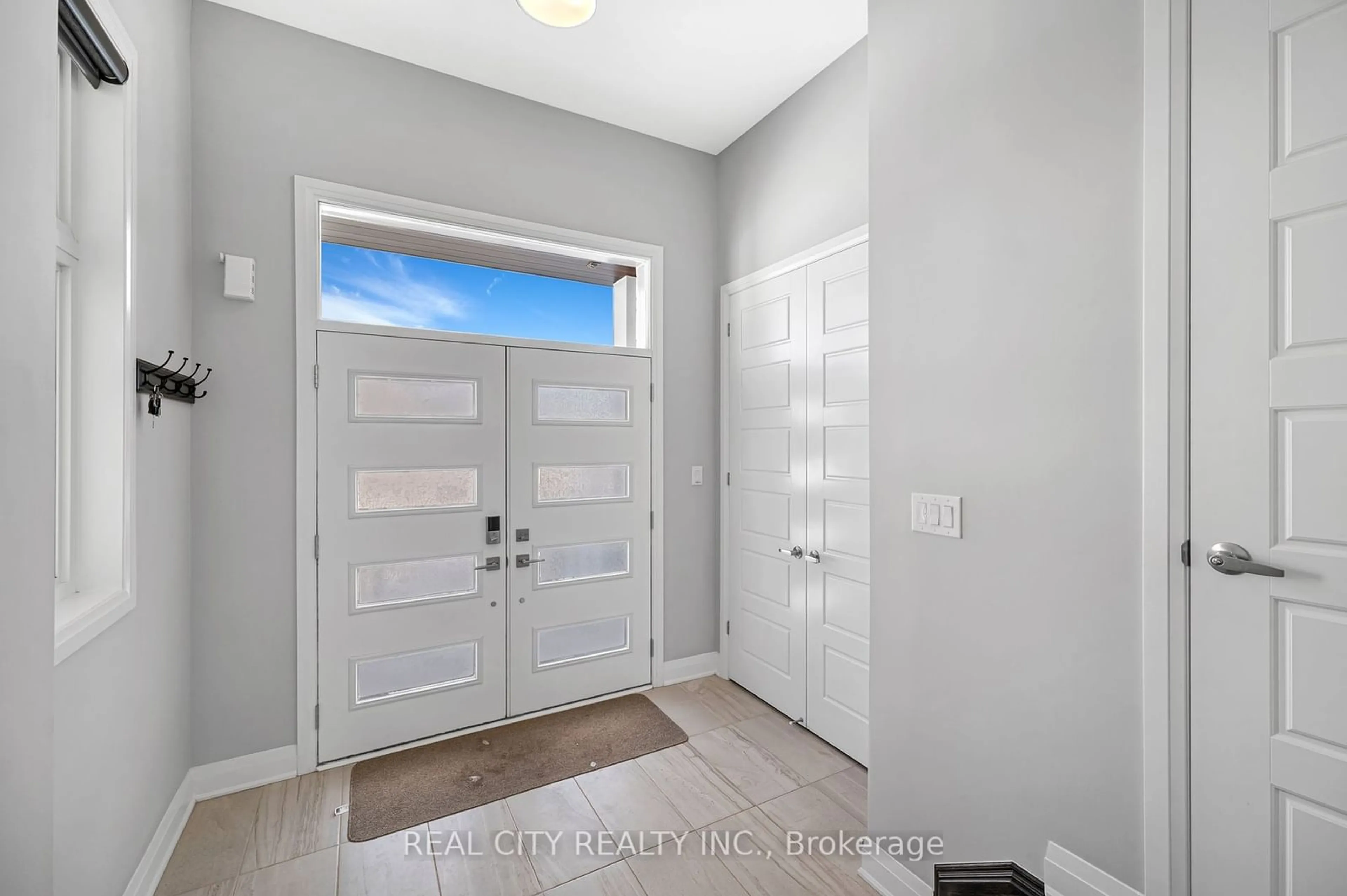 Indoor entryway for 3275 Harasym Tr, Oakville Ontario L6M 5L6