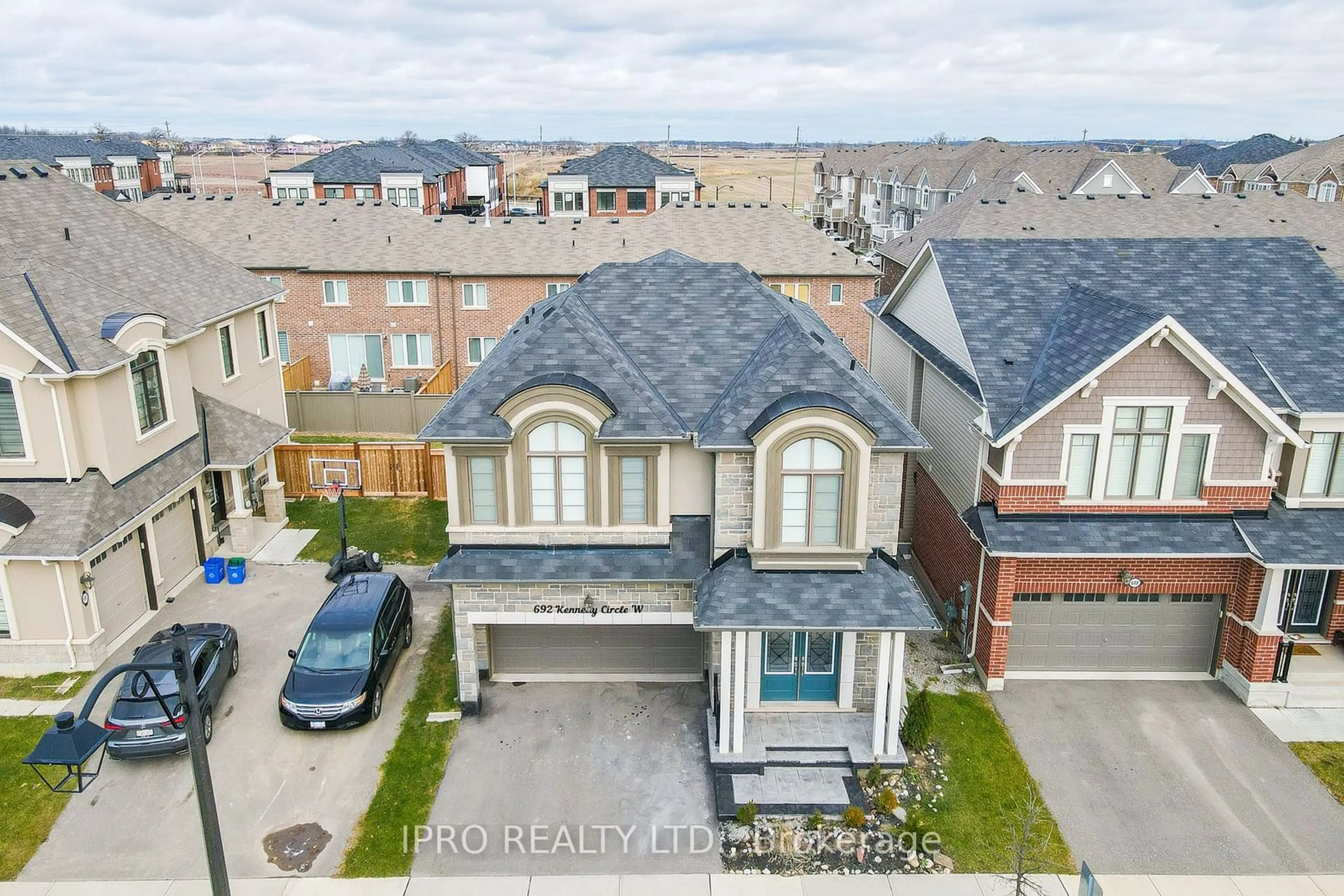 A pic from outside/outdoor area/front of a property/back of a property/a pic from drone, street for 692 Kennedy Circ, Milton Ontario L9E 1R5