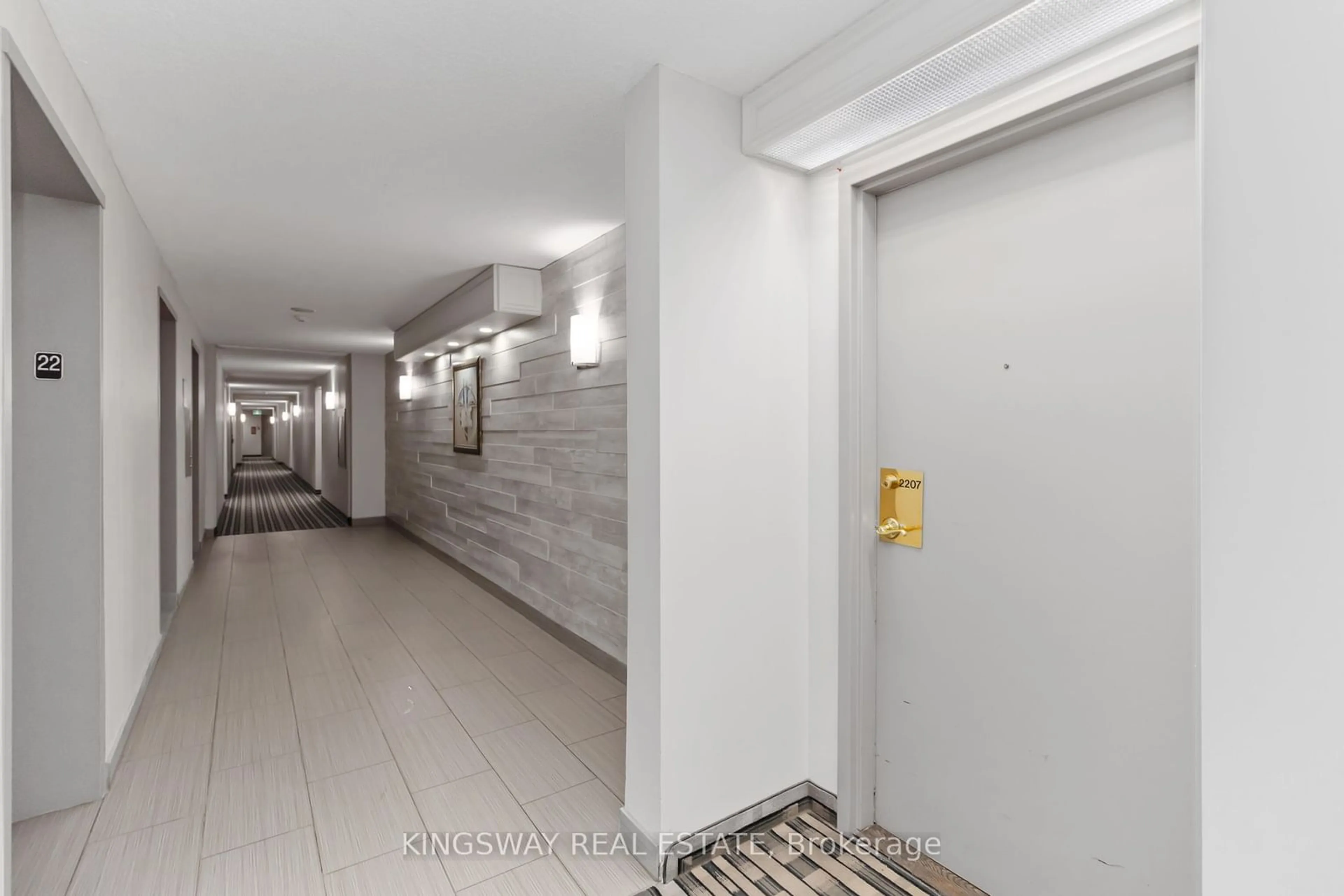 Indoor foyer for 145 Hillcrest Ave #2207, Mississauga Ontario L5B 3Z1