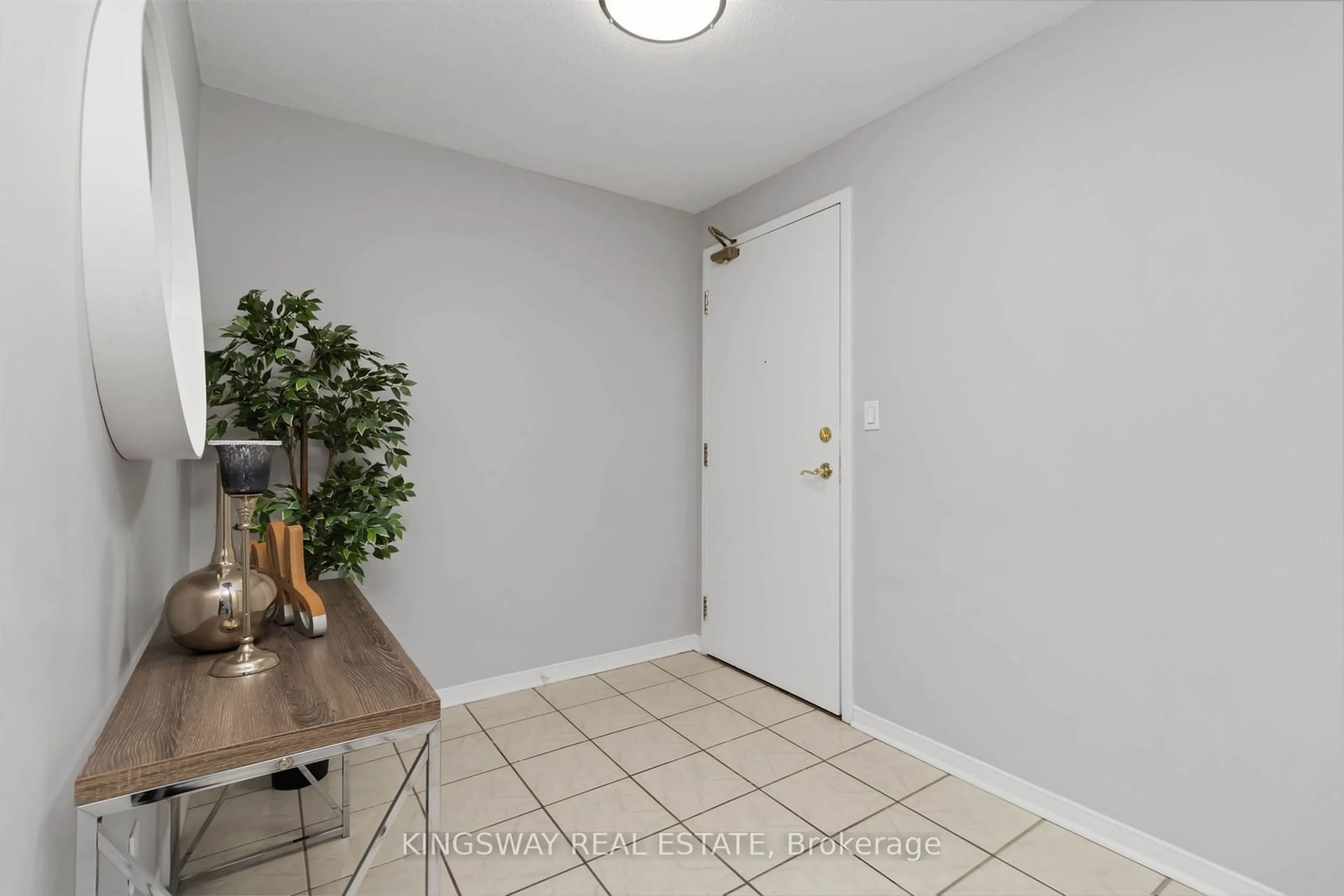 Indoor entryway for 145 Hillcrest Ave #2207, Mississauga Ontario L5B 3Z1