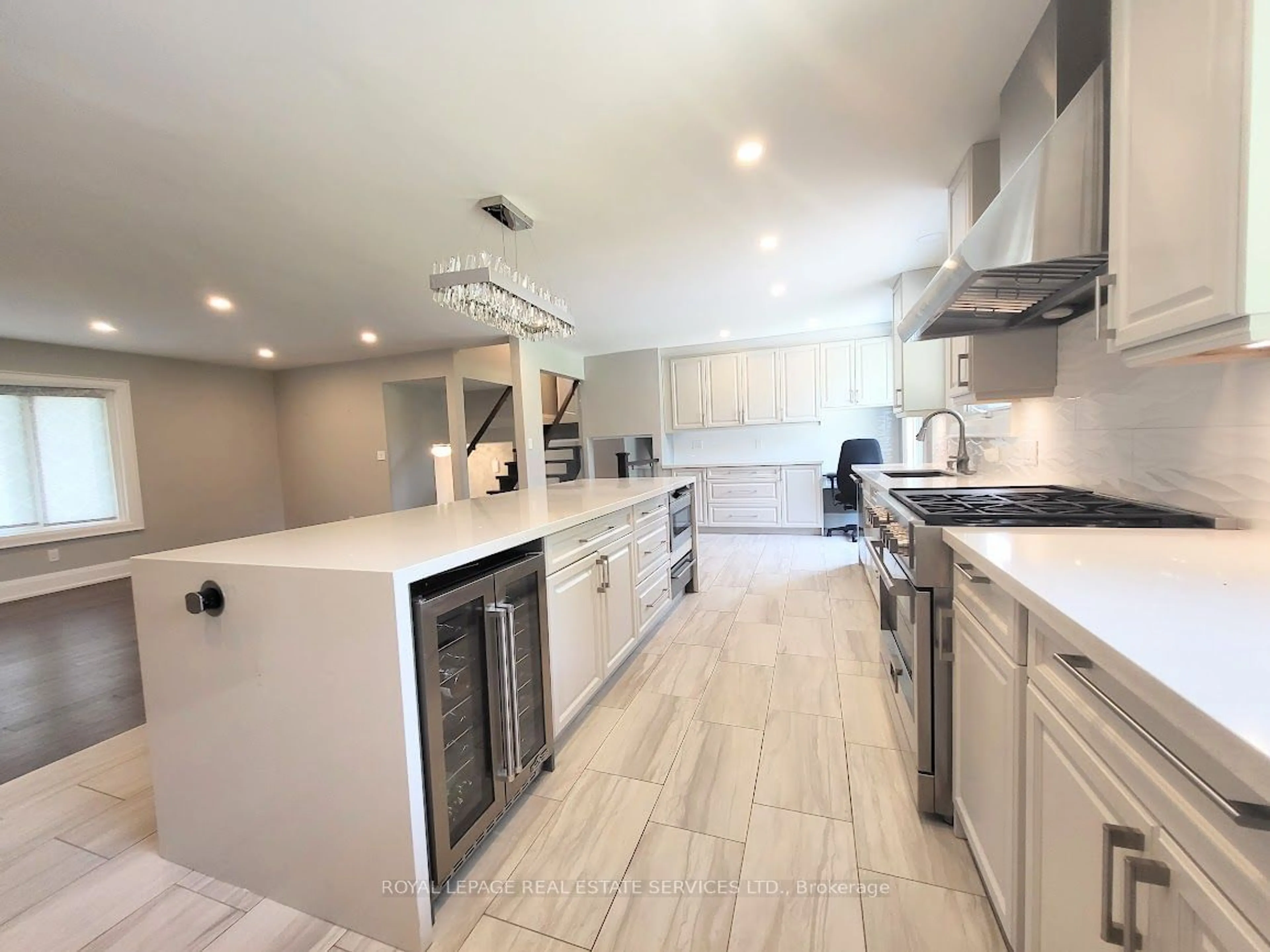 Open concept kitchen, unknown for 241 Sunrise Cres, Oakville Ontario L6L 3L4