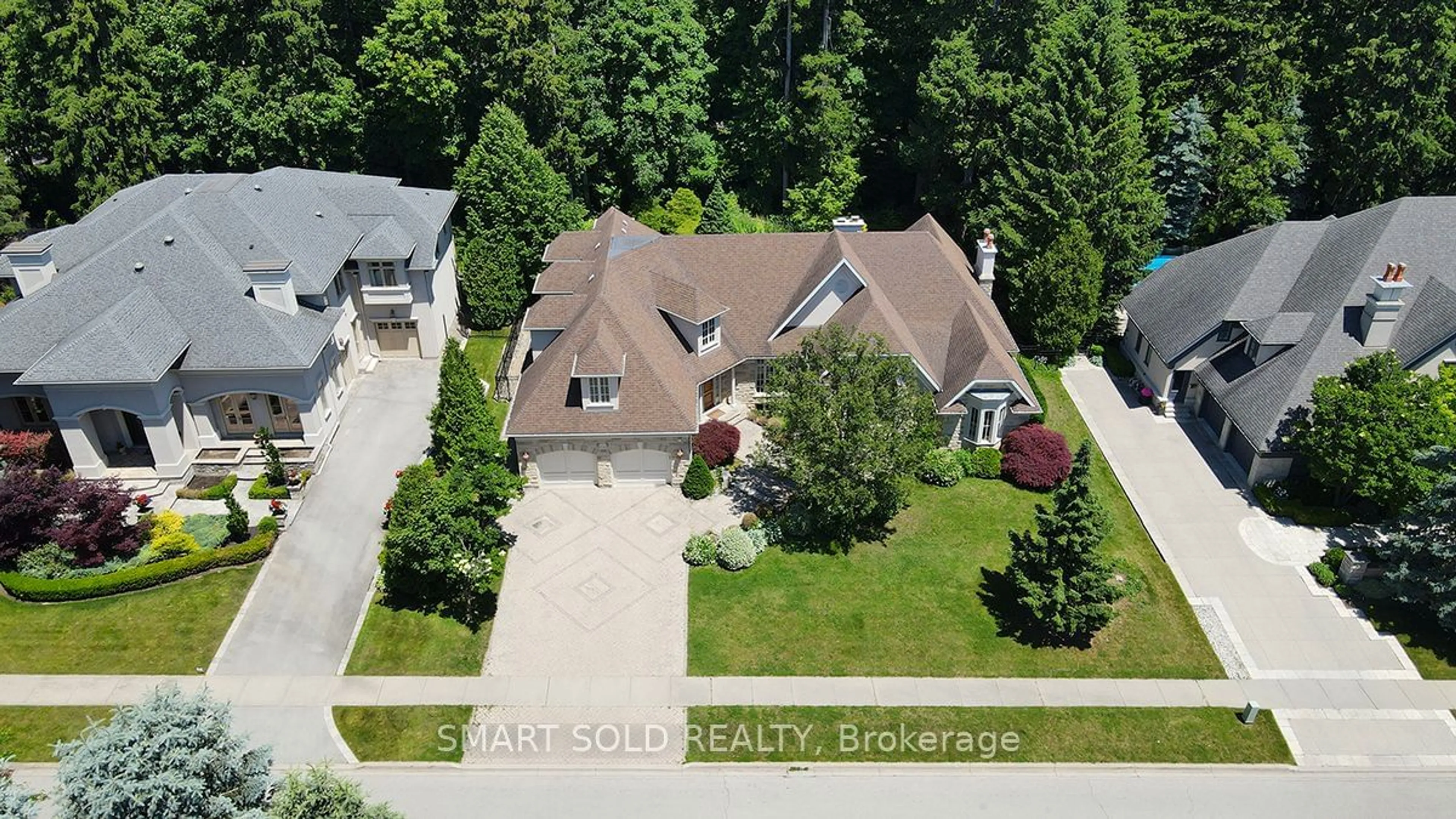 A pic from outside/outdoor area/front of a property/back of a property/a pic from drone, street for 95 Bel Air Dr, Oakville Ontario L6J 7N1