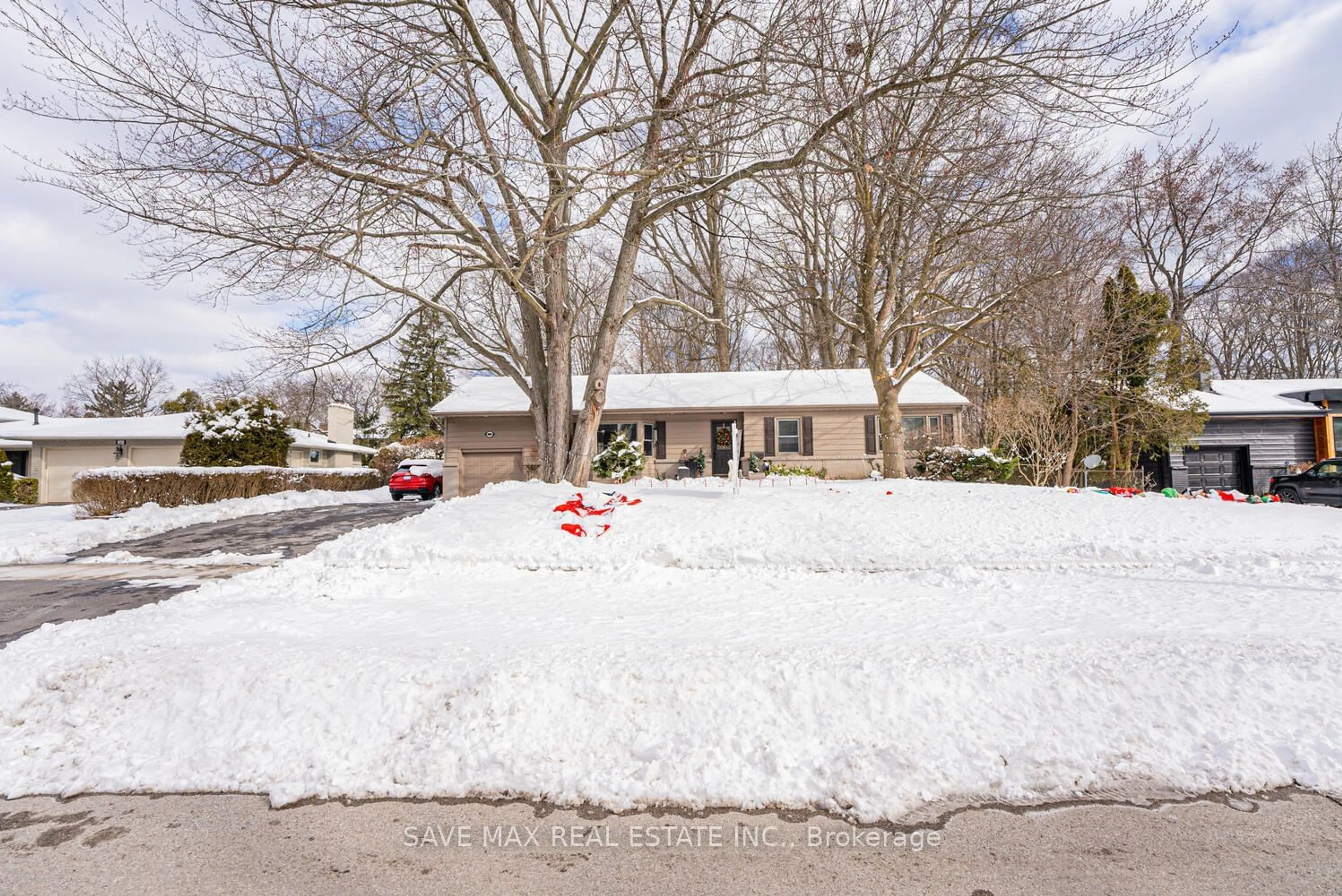 A pic from outside/outdoor area/front of a property/back of a property/a pic from drone, street for 335 Goodram Dr, Burlington Ontario L7L 2J9