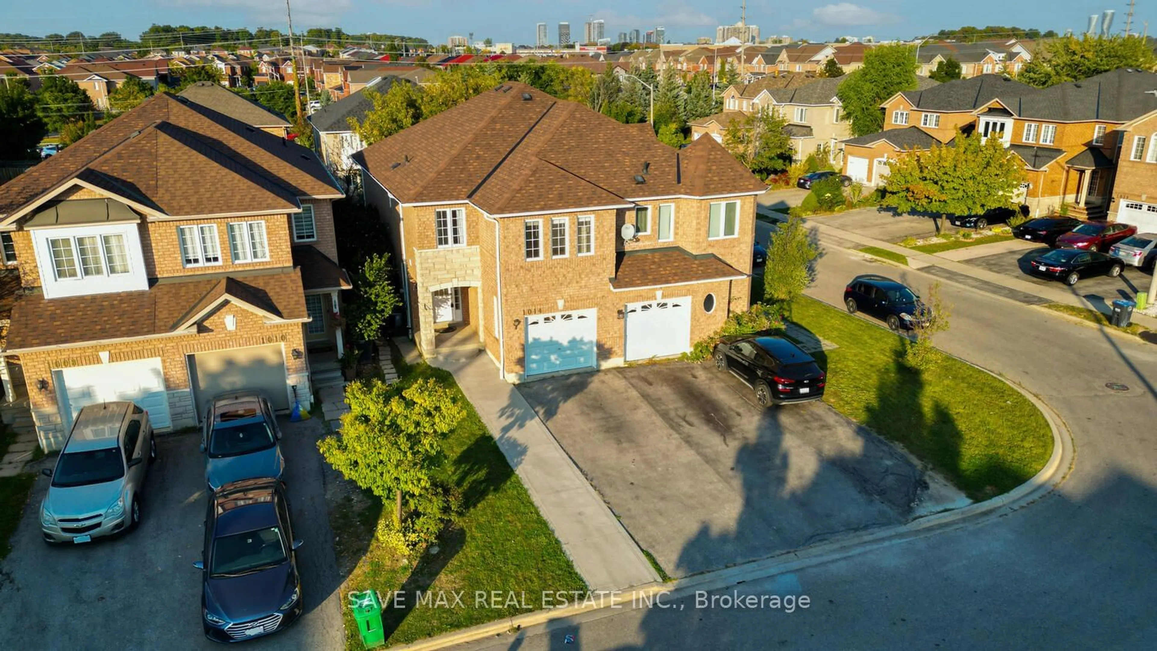 A pic from outside/outdoor area/front of a property/back of a property/a pic from drone, street for 1014 Foxglove Pl, Mississauga Ontario L5V 2N4