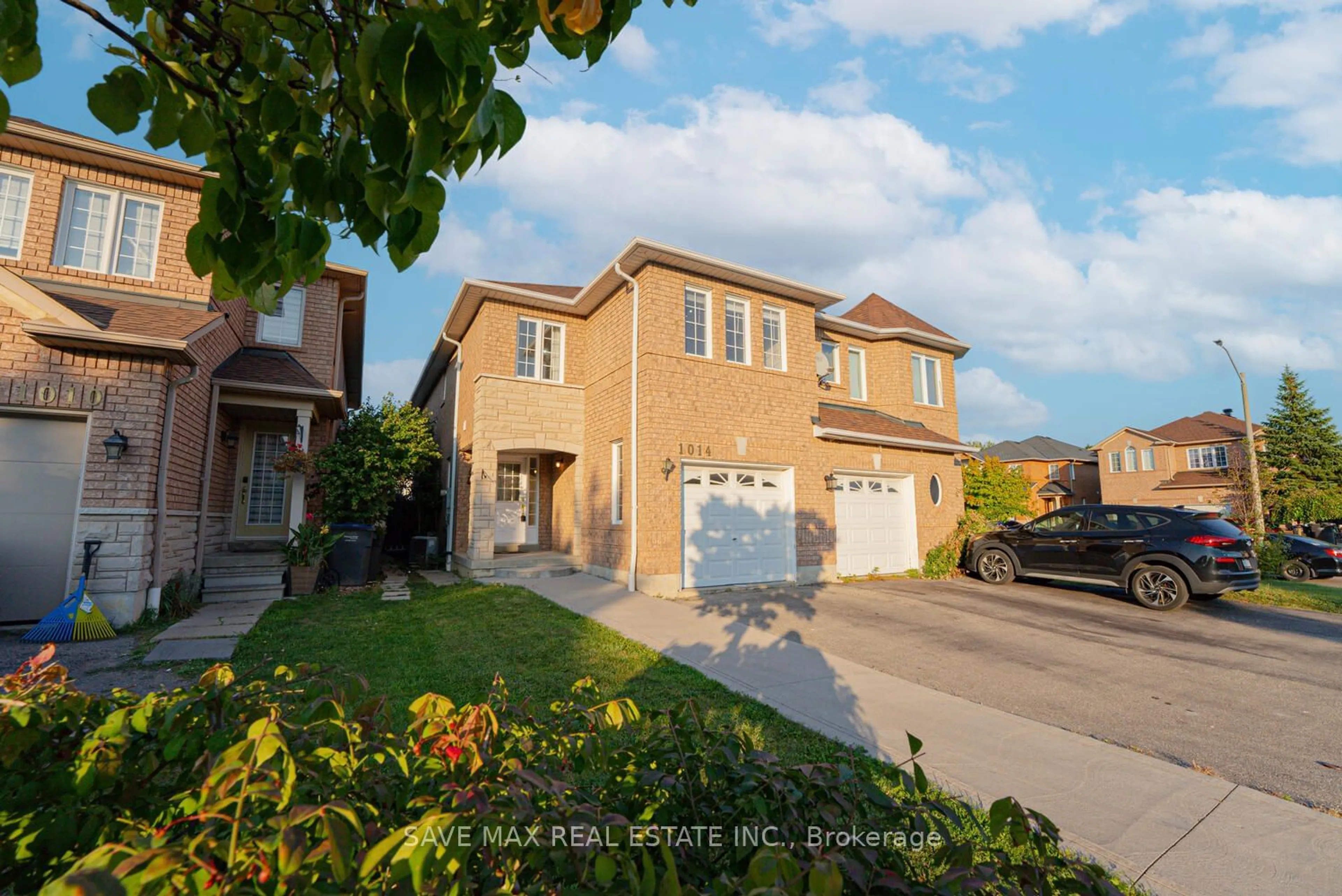 A pic from outside/outdoor area/front of a property/back of a property/a pic from drone, street for 1014 Foxglove Pl, Mississauga Ontario L5V 2N4