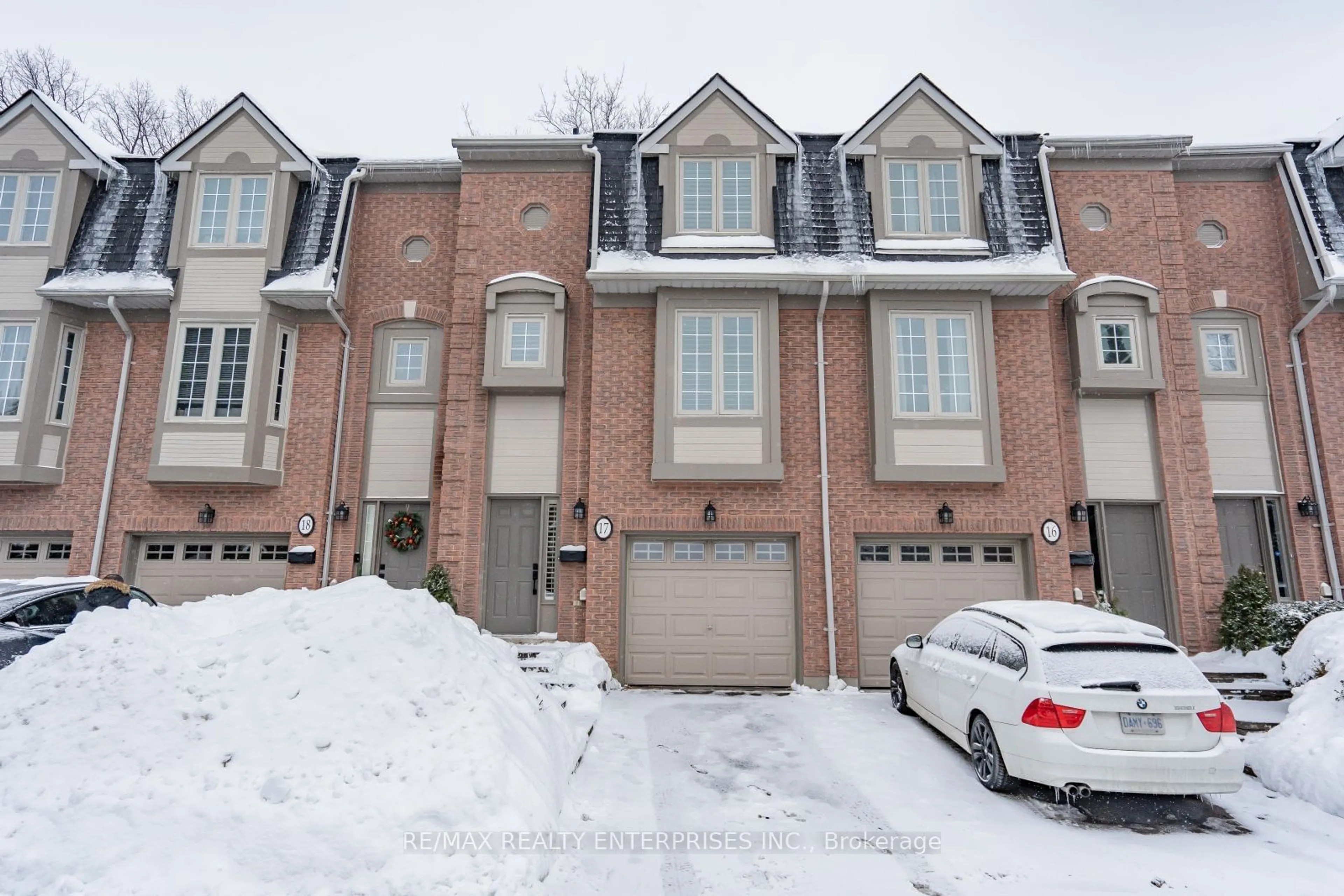 A pic from outside/outdoor area/front of a property/back of a property/a pic from drone, street for 3140 Fifth Line #17, Mississauga Ontario L5L 1A2