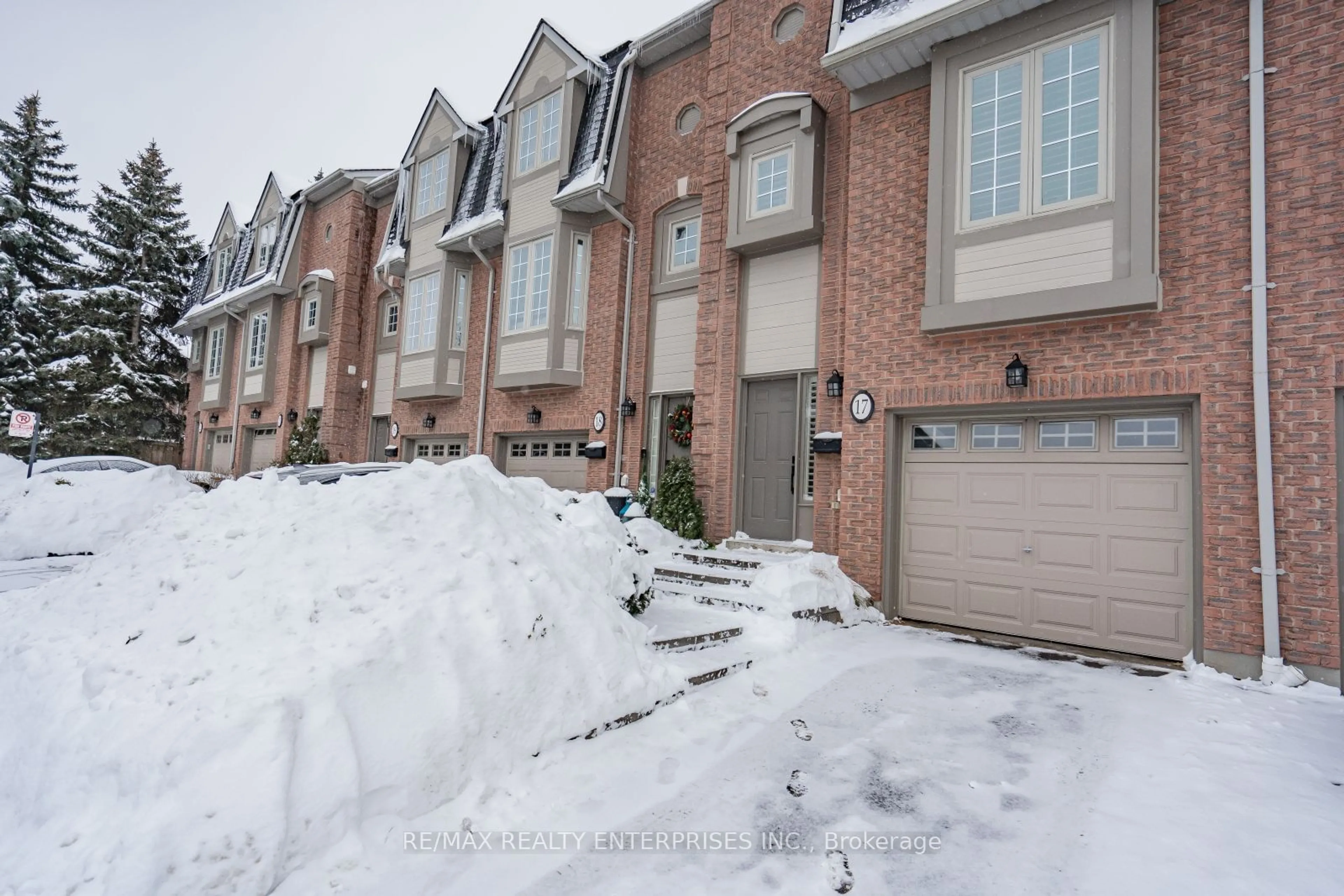 A pic from outside/outdoor area/front of a property/back of a property/a pic from drone, street for 3140 Fifth Line #17, Mississauga Ontario L5L 1A2