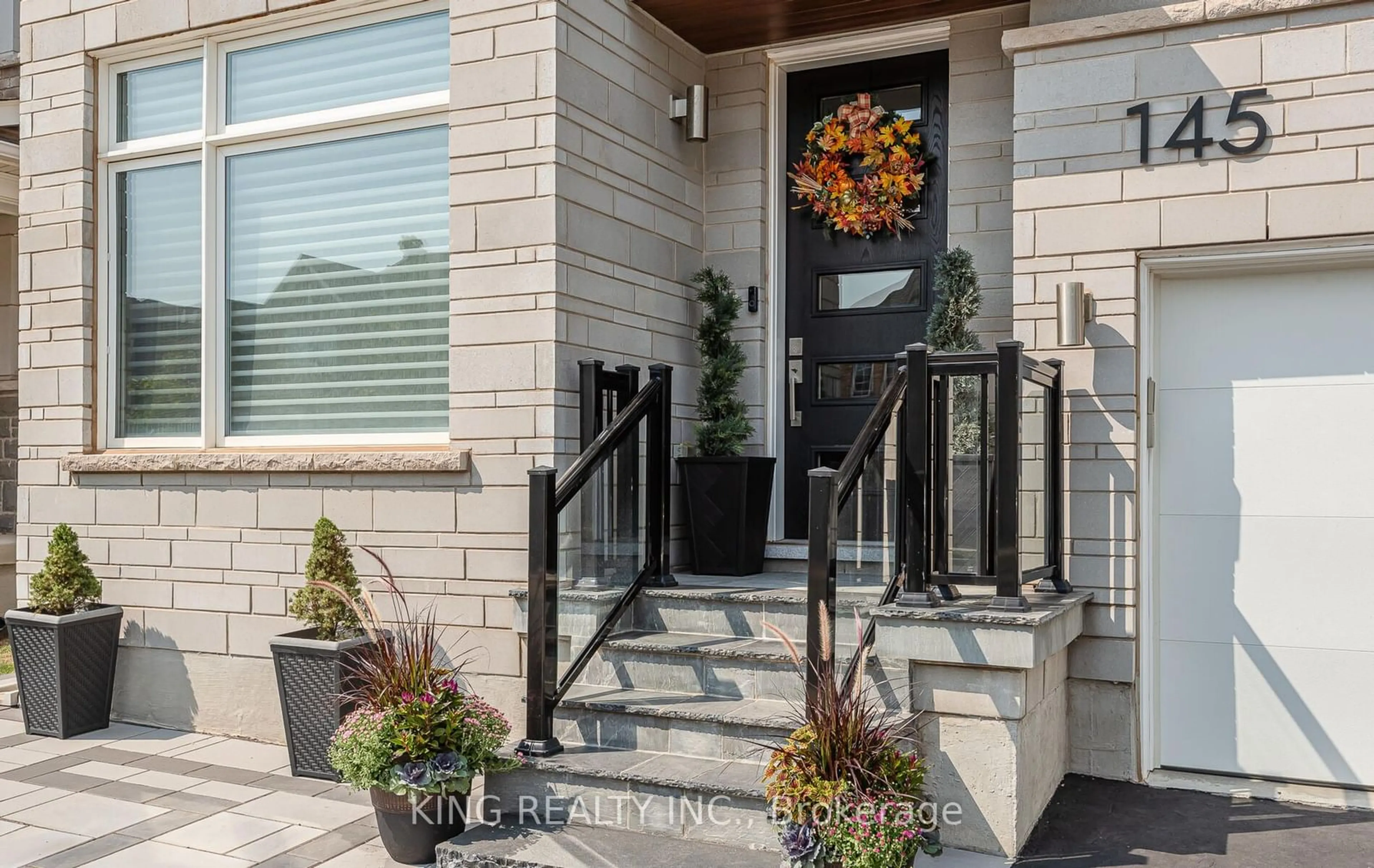 Indoor entryway for 145 Marvin Ave, Oakville Ontario L6H 0Y6