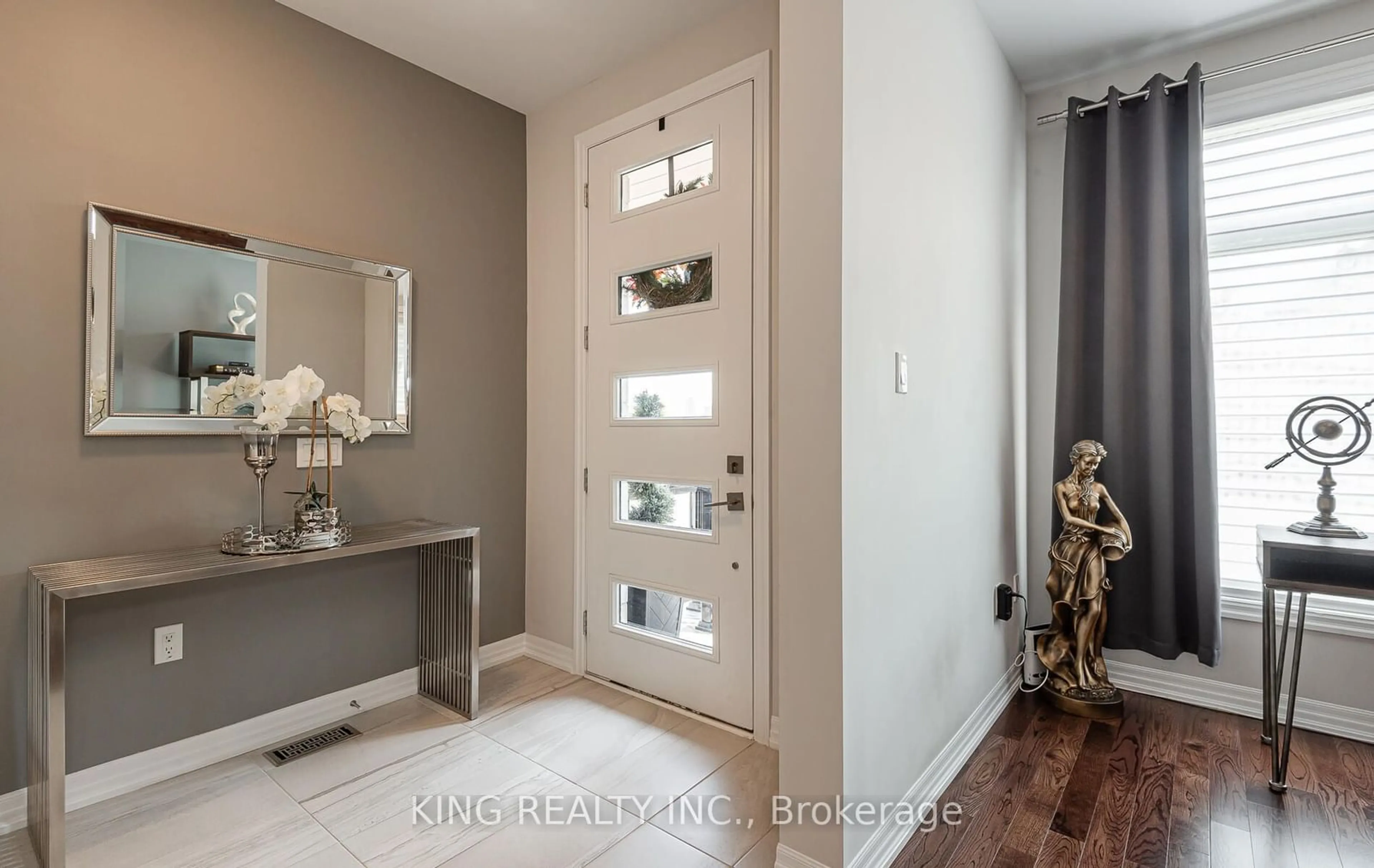 Indoor entryway for 145 Marvin Ave, Oakville Ontario L6H 0Y6