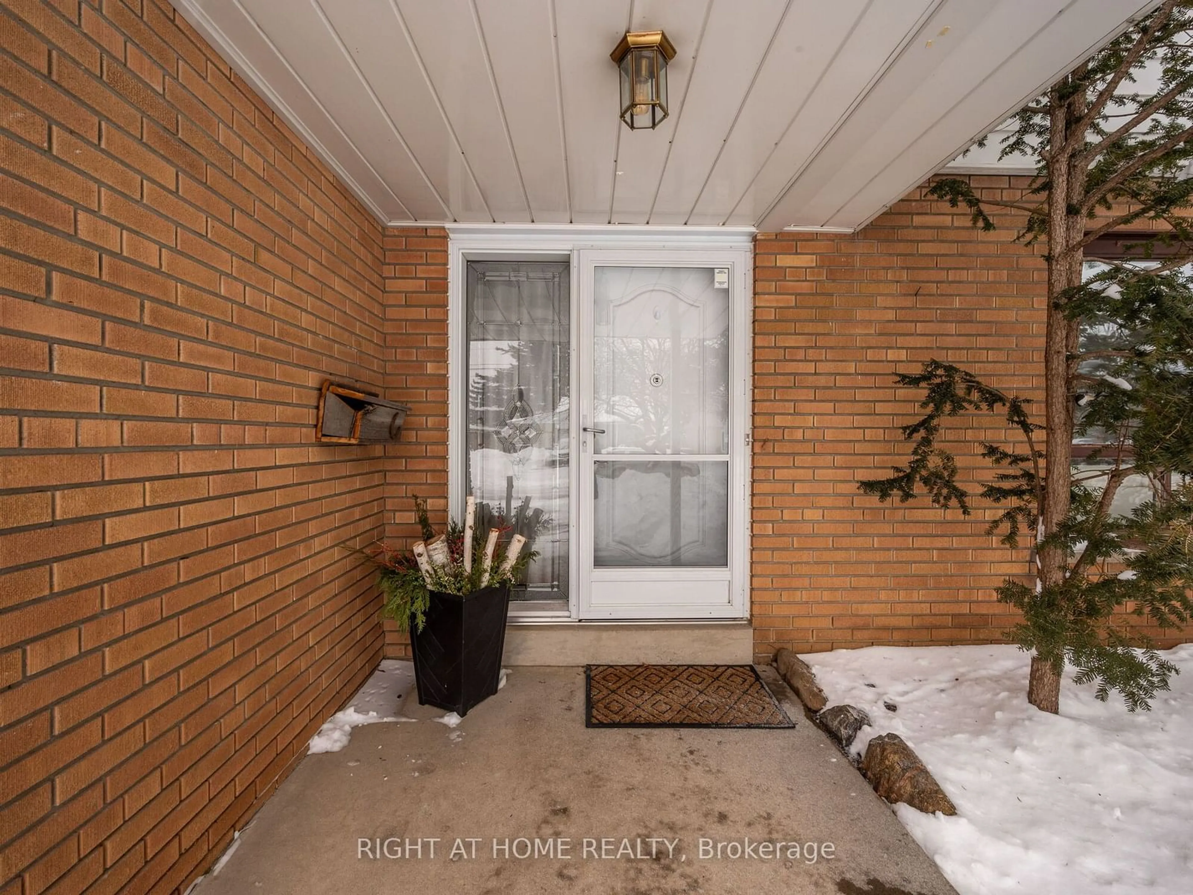 Indoor entryway for 1565 Carletta Dr, Mississauga Ontario L4X 1E2