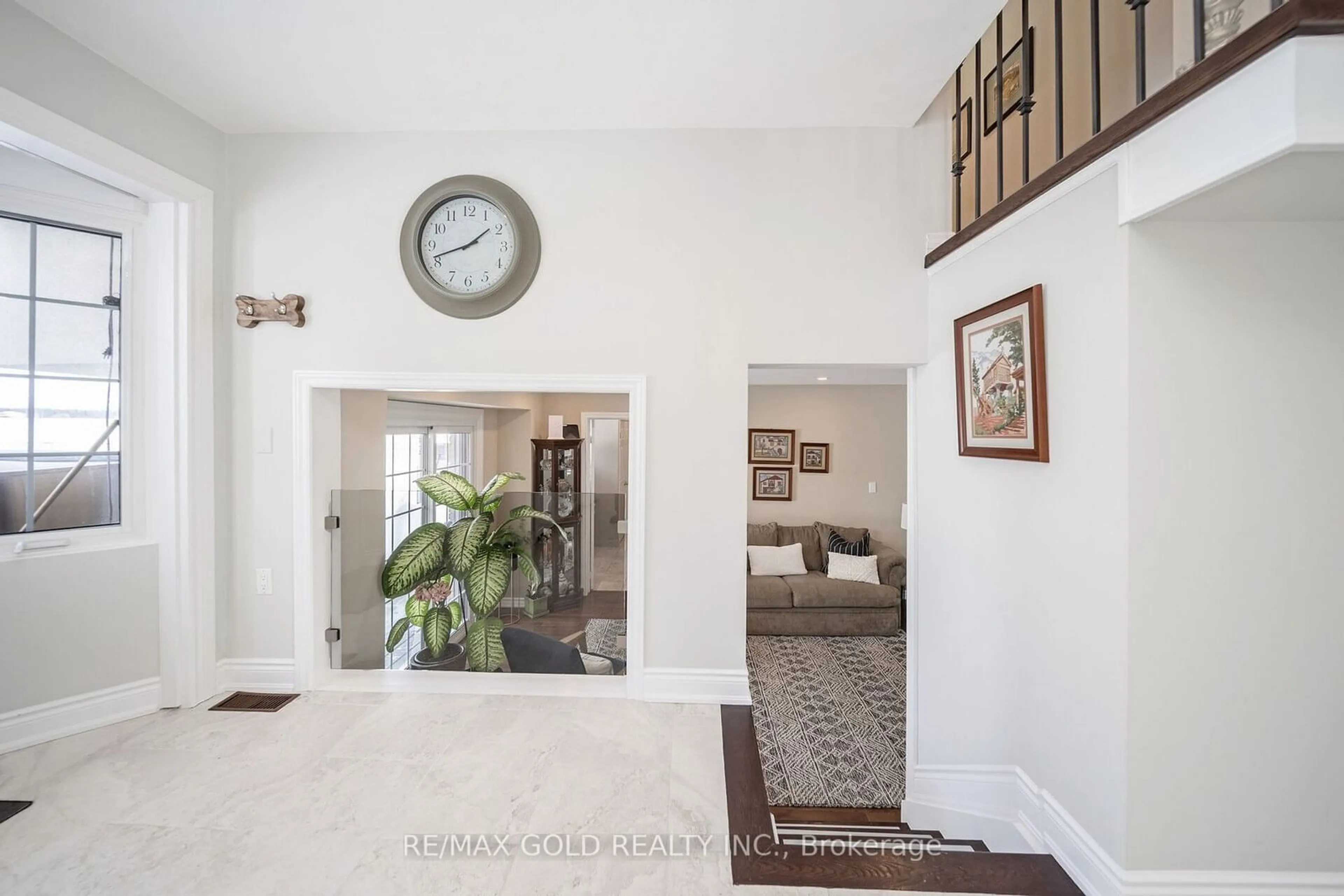 Indoor entryway for 752 Old School Acre, Caledon Ontario L7C 0V6