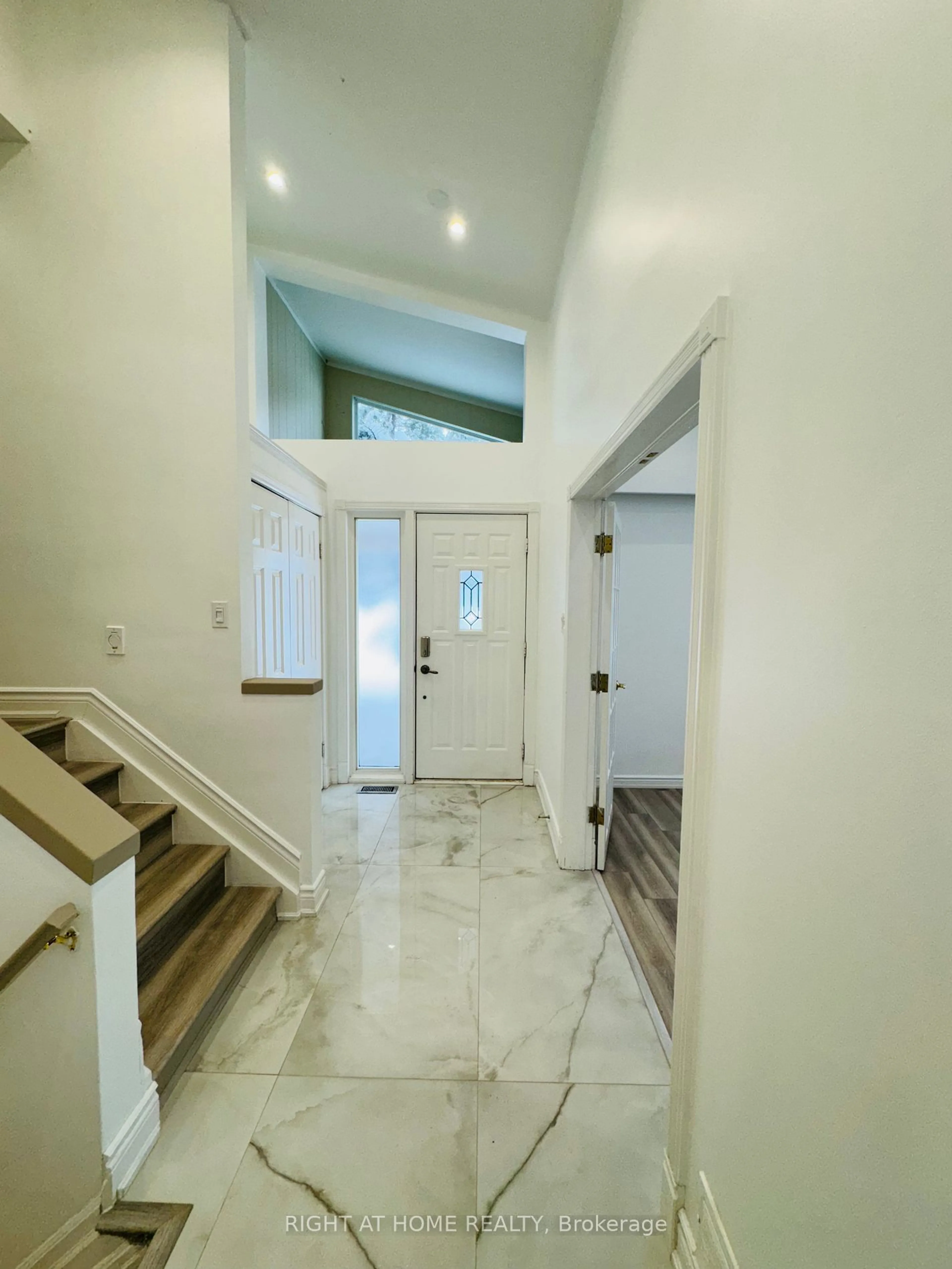 Indoor foyer for 600 Weynway Crt, Oakville Ontario L6L 4G7