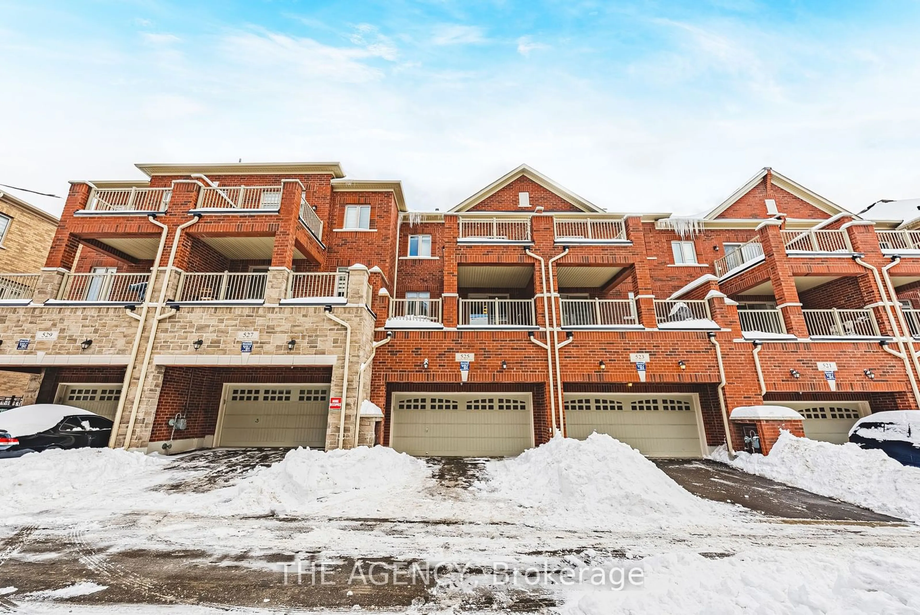 A pic from outside/outdoor area/front of a property/back of a property/a pic from drone, unknown for 525 Dundas St, Oakville Ontario L6H 3P6