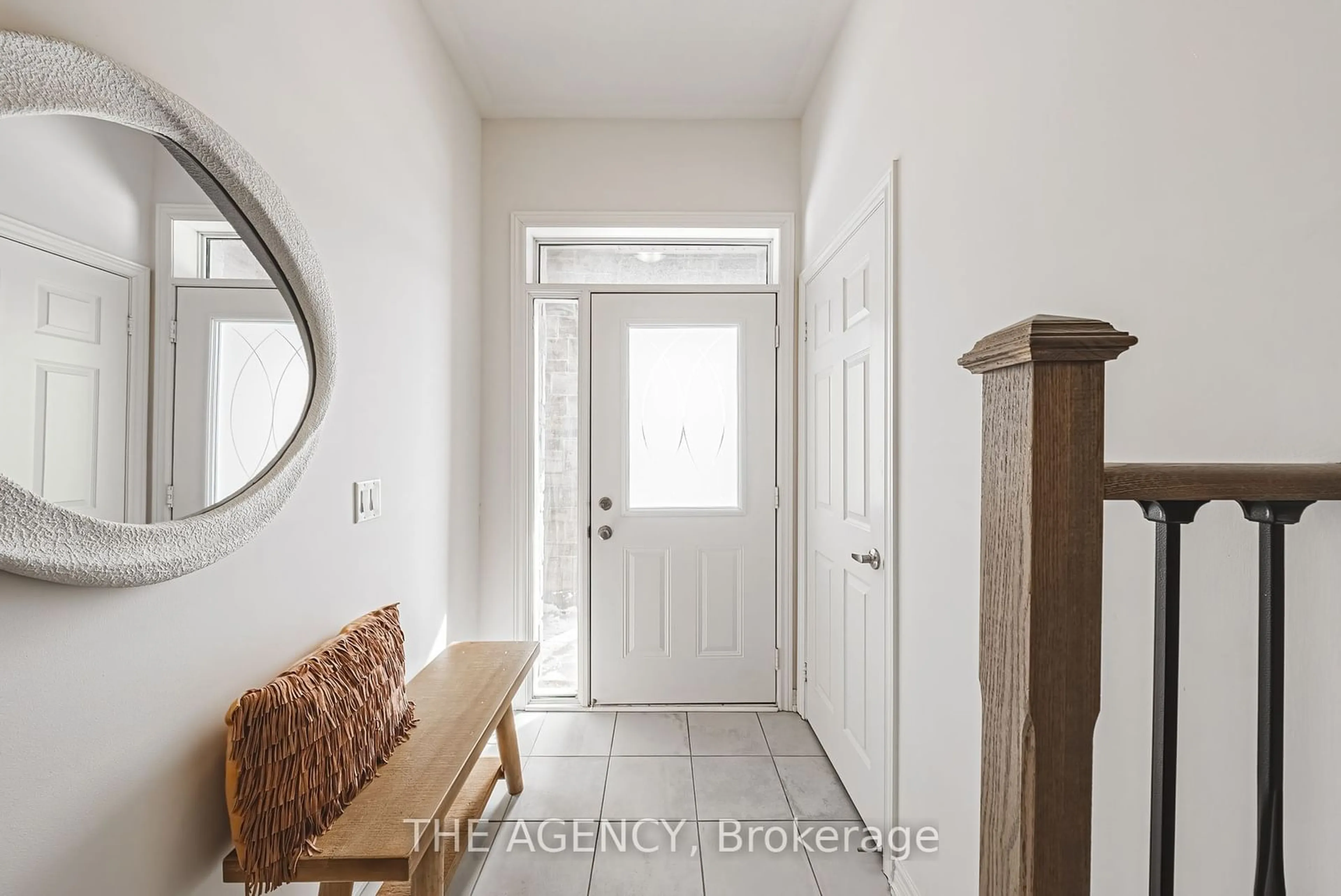 Indoor entryway for 525 Dundas St, Oakville Ontario L6H 3P6