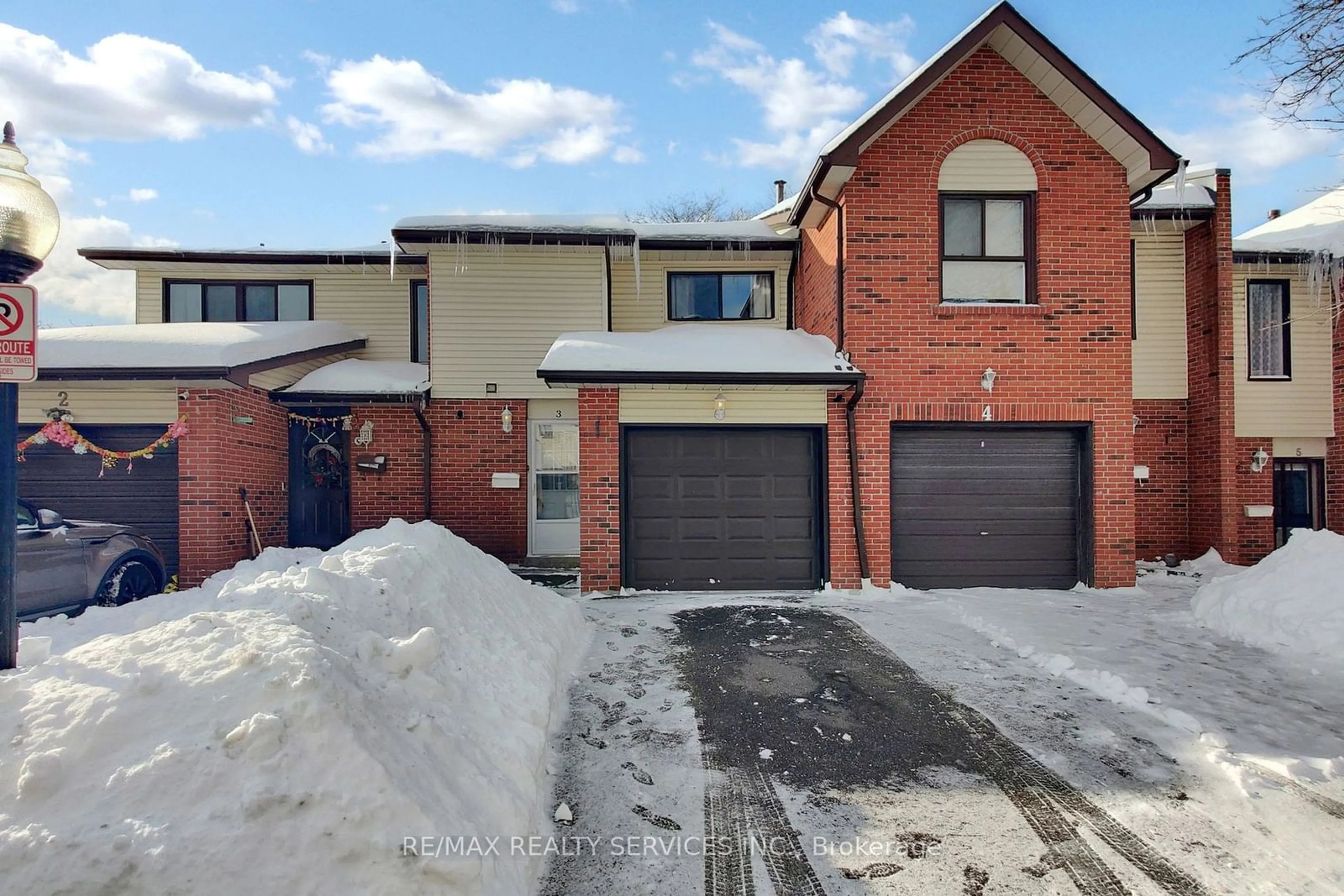 A pic from outside/outdoor area/front of a property/back of a property/a pic from drone, street for 3 Collins Cres, Brampton Ontario L6V 3M9