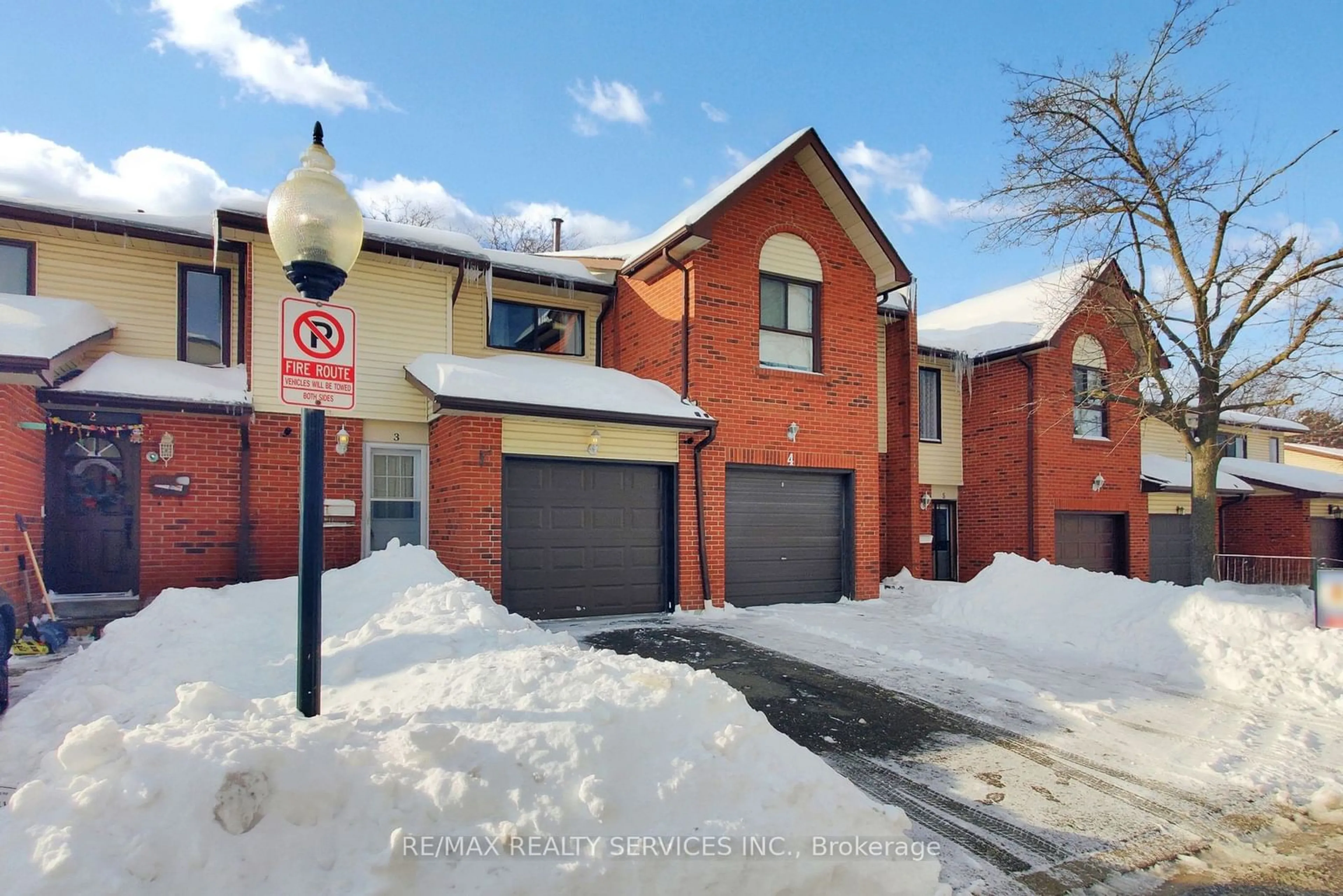 A pic from outside/outdoor area/front of a property/back of a property/a pic from drone, street for 3 Collins Cres, Brampton Ontario L6V 3M9