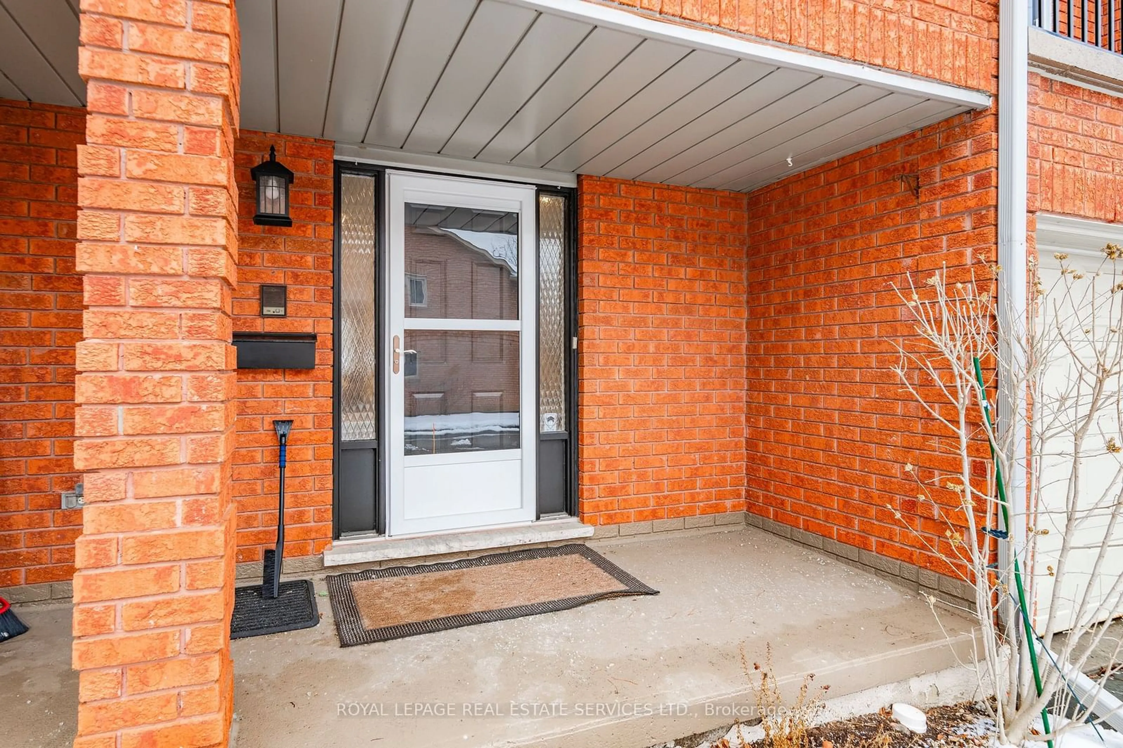 Indoor entryway for 3125 Pinemeadow Dr ##9, Burlington Ontario L7M 3T7