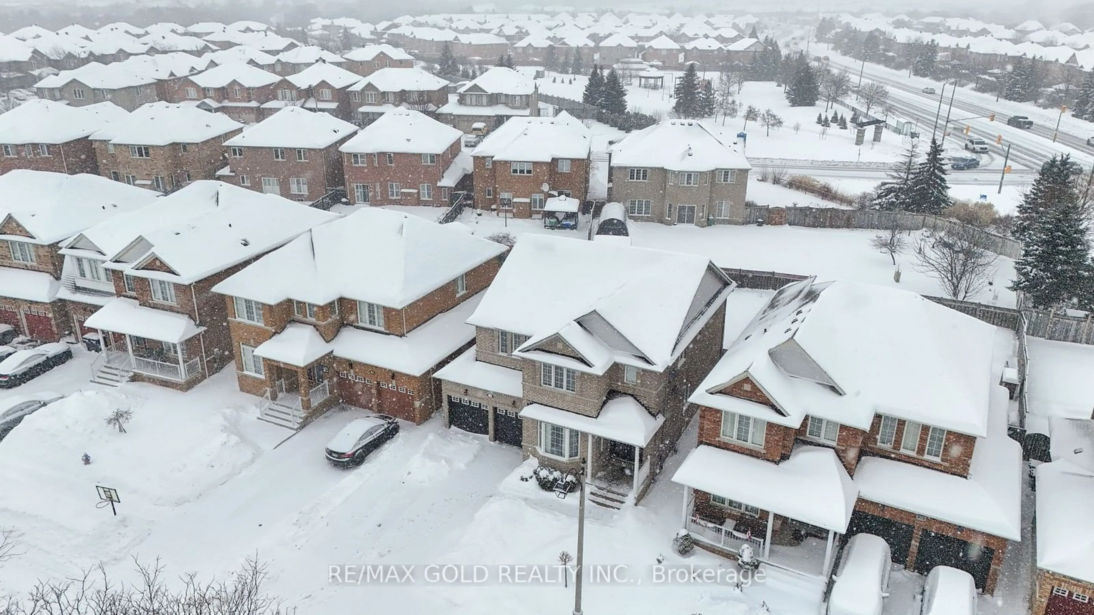 A pic from outside/outdoor area/front of a property/back of a property/a pic from drone, street for 24 Trailhead Cres, Brampton Ontario L6R 3H3