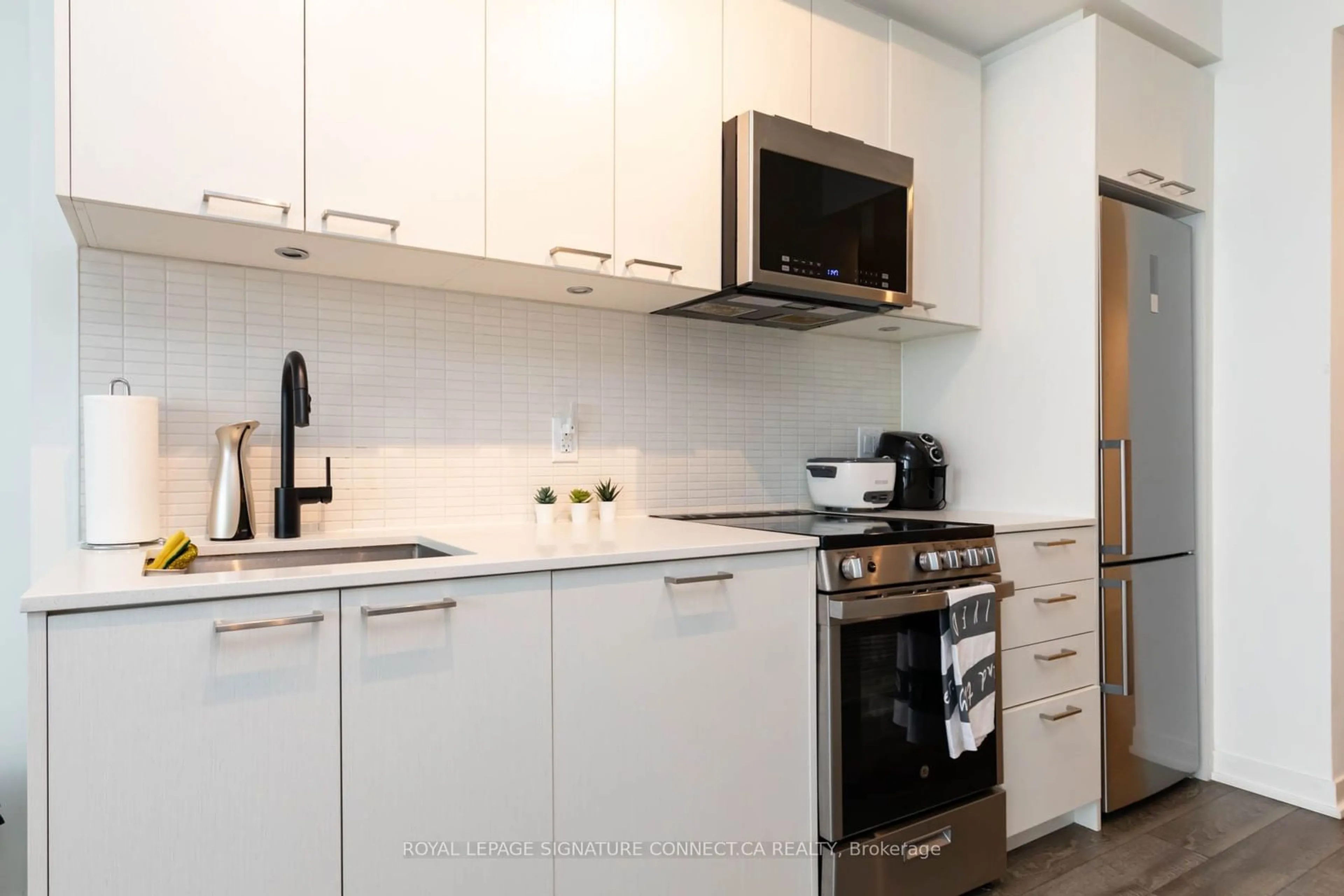 Standard kitchen, wood/laminate floor for 1808 St Clair Ave #219, Toronto Ontario M6N 0C1