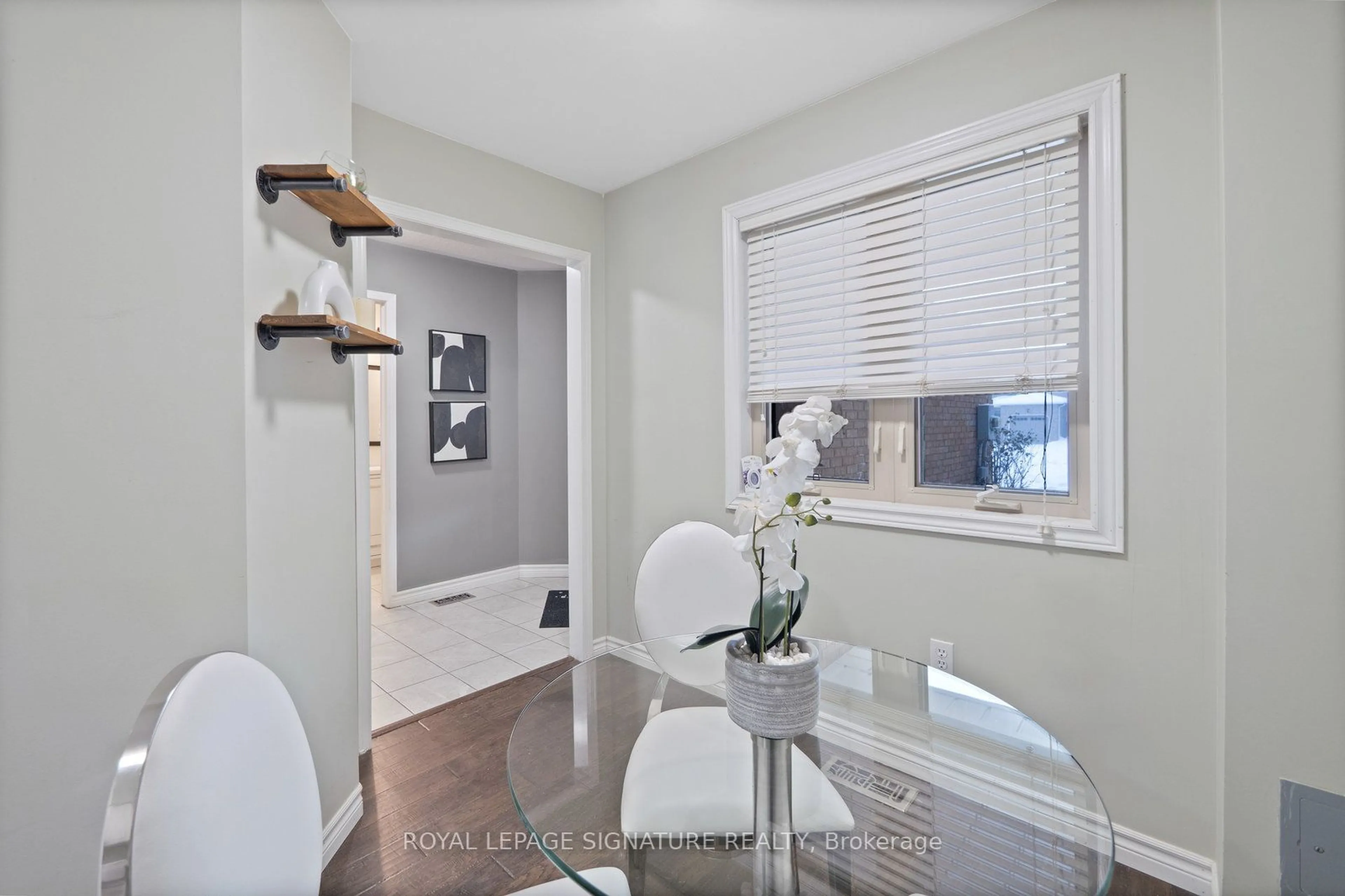 Dining room, wood/laminate floor for 1374 Treeland St, Burlington Ontario L7R 4P4